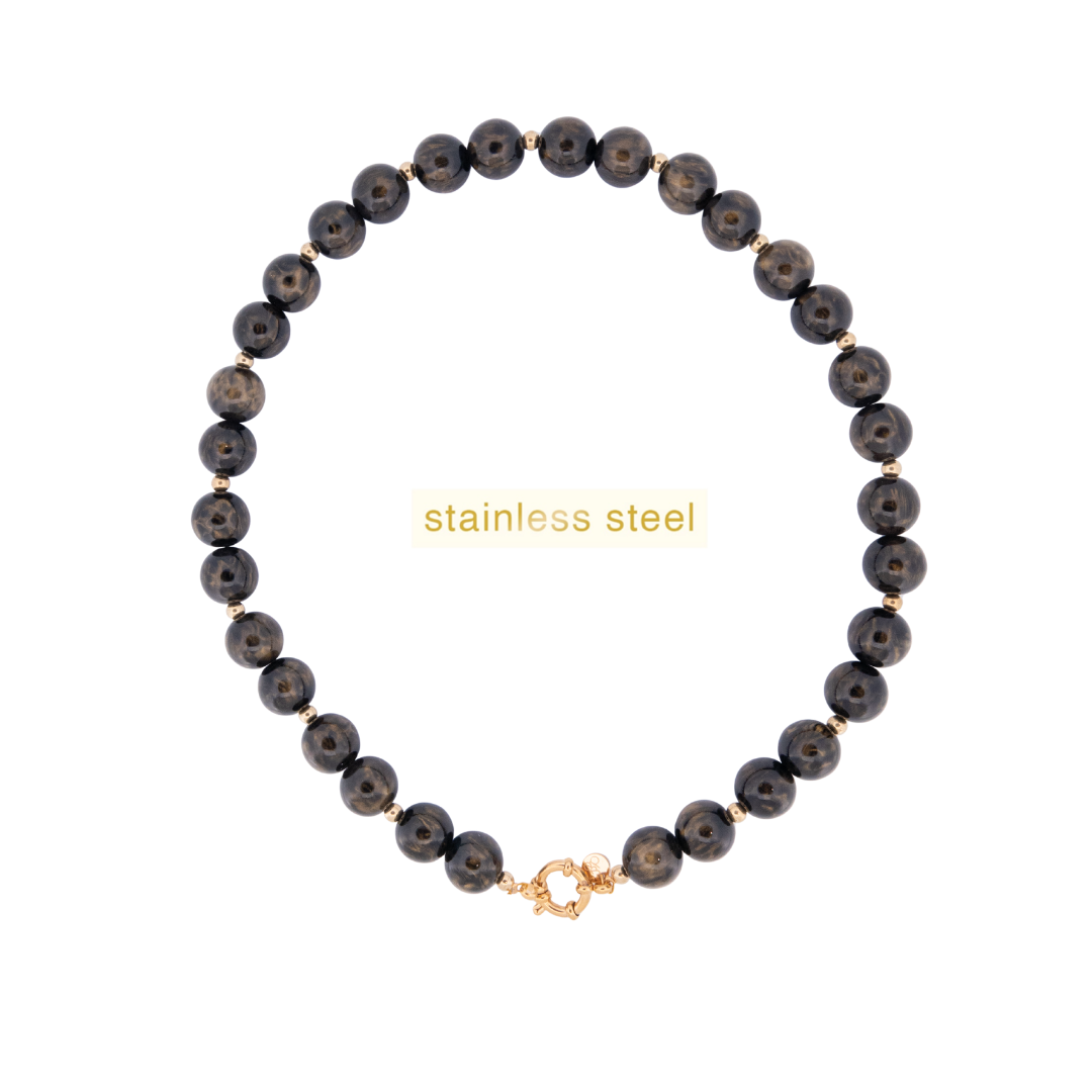 De Day & Eve Collier Glamour Steen 14k verguld Zwart, modelnummer N56509-1, is een verfijnde halsketting met een elegante, zwarte steen. Deze prachtige ketting voegt een vleugje glamour toe aan elke outfit. Het is het beste te dragen bij een avondjurk of een chic ensemble voor speciale gelegenheden. Perfect voor een stijlvolle, verfijnde look.