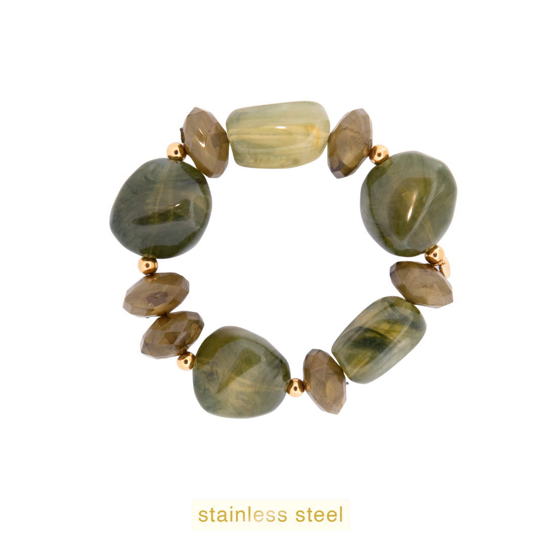 De Day & Eve Armband Steen 14k verguld Olijf, modelnummer B56504-3, is een verfijnde armband met een olijfkleurige steen. Ideaal voor elke gelegenheid, deze 14k vergulde armband voegt een vleugje elegantie toe aan elke outfit. Draag hem solo voor een subtiele look of combineer met andere armbanden voor een gelaagde stijl.