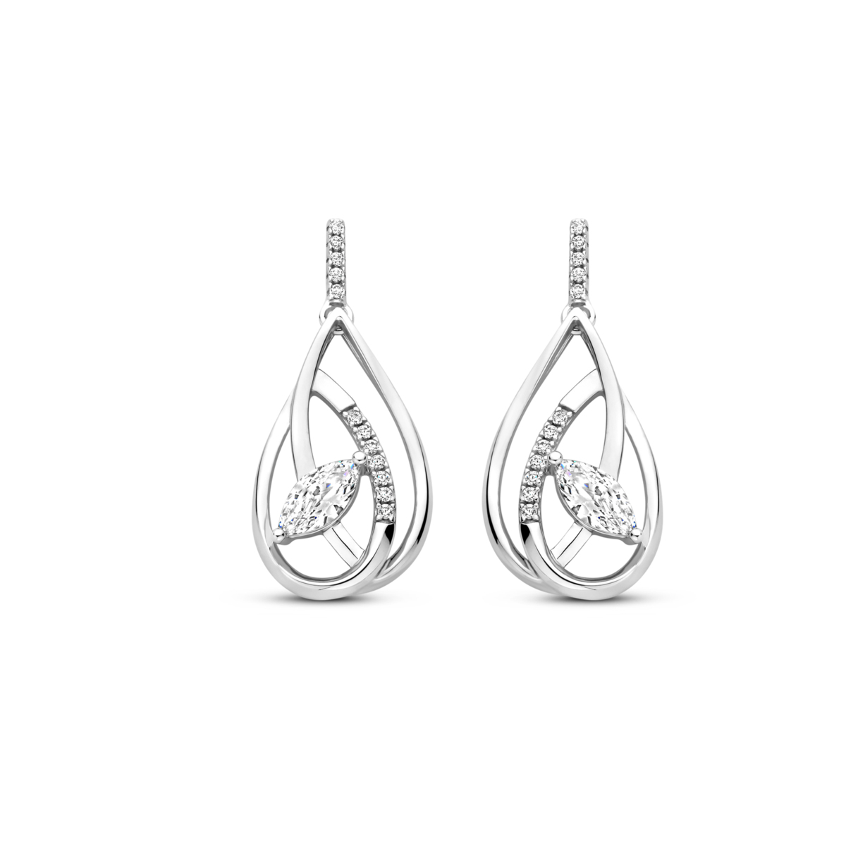 Prachtige zilveren oorbellen uit de Naiomy Silver collectie gemaakt van 925 sterling zilver, volledig nikkelvrij. Deze zilverkleurige juweeltjes wegen 3,4 gram en zijn ideaal voor elke gelegenheid. Draag ze bij dagelijks gebruik of een elegante avond uit voor een vleugje verfijning en stijl. Perfect als cadeau of persoonlijk accessoire!
