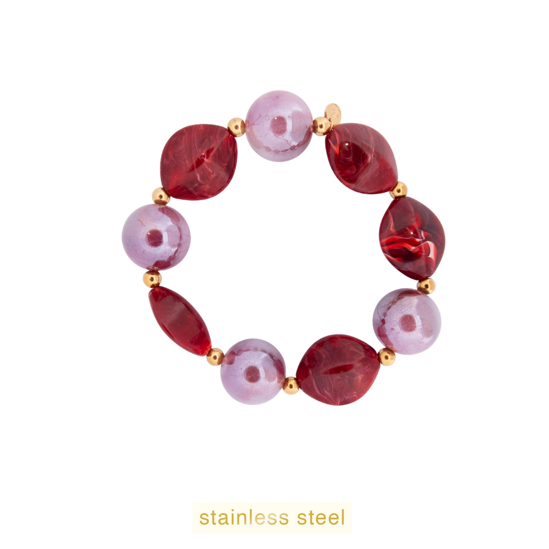 Het product "Day & Eve Armband Steen 14 k verguld Rood" met modelnummer B56505-2 is een prachtige 14 karaats vergulde armband met een opvallende rode steen. Het is een elegant sieraad dat perfect om de pols past en ideaal is voor zowel alledaagse als speciale gelegenheden. Zomer het met andere gouden sieraden voor een verfijnde look.