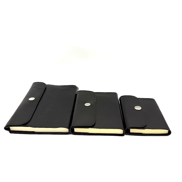 Wie schrijft, die blijft.

Ontdek onze exclusieve collectie rundlederen etuis met notitieblok, met vakmanschap handgemaakt in Italië. Deze stijlvolle etuis combineren tijdloos design met praktisch gebruiksgemak – perfect voor wie graag schrijft, reist of georganiseerd blijft.

Elk etui is vervaardigd van hoogwaardig, duurzaam leer dat met de jaren alleen maar mooier wordt. Binnenin vind je een handig notitieblok van fijn papier, ideaal voor aantekeningen, schetsen of dagelijkse gedachten.

Verkrijgbaar in drie maten en twee elegante kleuren, zodat je altijd een uitvoering vindt die bij jouw stijl past.

Afmetingen:

Maat S: 14 × 10,5 × 2 cm

Maat M: 18 × 14 × 2,5 cm

Maat L: 22,5 × 16 × 2 cm

Kenmerken:

Gemaakt van 100% rundleer

Handgemaakt in Italië

Inclusief vervangbaar notitieblok

Duurzaam en stijlvol design

Een leren etui met notitieblok dat net zo elegant is als functioneel — de perfecte metgezel voor schrijvers, denkers en liefhebbers van ambachtelijk Italiaans leer.