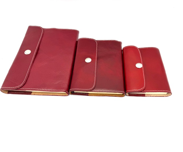 Wie schrijft, die blijft.

Ontdek onze exclusieve collectie rundlederen etuis met notitieblok, met vakmanschap handgemaakt in Italië. Deze stijlvolle etuis combineren tijdloos design met praktisch gebruiksgemak – perfect voor wie graag schrijft, reist of georganiseerd blijft.

Elk etui is vervaardigd van hoogwaardig, duurzaam leer dat met de jaren alleen maar mooier wordt. Binnenin vind je een handig notitieblok van fijn papier, ideaal voor aantekeningen, schetsen of dagelijkse gedachten.

Verkrijgbaar in drie maten en twee elegante kleuren, zodat je altijd een uitvoering vindt die bij jouw stijl past.

Afmetingen:

Maat S: 14 × 10,5 × 2 cm

Maat M: 18 × 14 × 2,5 cm

Maat L: 22,5 × 16 × 2 cm

Kenmerken:

Gemaakt van 100% rundleer

Handgemaakt in Italië

Inclusief vervangbaar notitieblok

Duurzaam en stijlvol design

Een leren etui met notitieblok dat net zo elegant is als functioneel — de perfecte metgezel voor schrijvers, denkers en liefhebbers van ambachtelijk Italiaans leer.