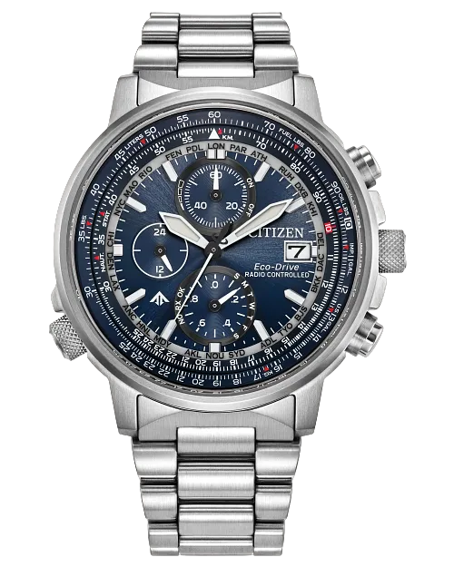 Dit Citizen horloge behoort tot de Promaster collectie.
Referentienummer: AT8300-58l

Ontdek de Citizen Promaster Sky met het nauwkeurige Eco-Drive kaliber H800. Deze stalen horlogekast met een diameter van 41 mm herbergt een analoge chronograaf met uitgebreide functies: een 24-uursweergave, anti-magnetisme, indicator van de batterijontlading/het batterijniveau, een eeuwigdurende kalender en stopwatch tot 60 minuten met 1/20 seconde nauwkeurigheid. Het radio controlled horloge synchroniseert wereldwijd (Europa, Japan, USA, China) en biedt tijdzones voor 26 steden en World Time. Het saffierglas beschermt de blauwe wijzerplaat met streepindexen. Met een waterdichtheid van 20 bar en een gangreserve van maximaal 180 dagen is dit horloge een betrouwbare metgezel voor elke dag, en dat zonder een batterij te hoeven vervangen.