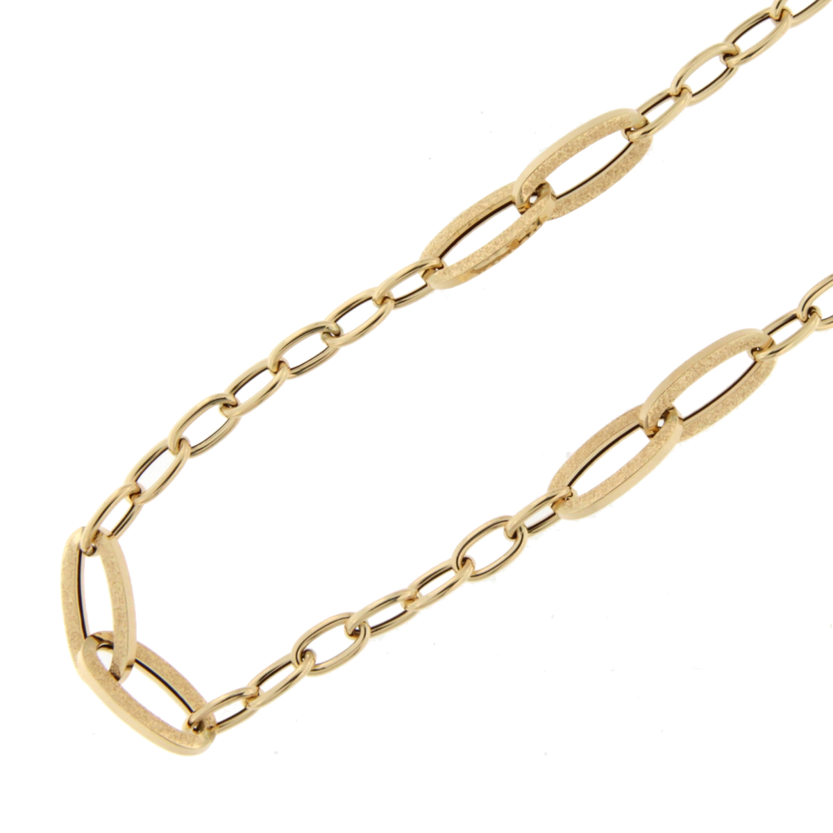 Deze prachtige halsketting met schakels is gemaakt van 18kt geelgoud en heeft een lengte van 45cm. Perfect om solo te dragen of te combineren met andere kettingen voor een gelaagde look. De warme gele glans voegt een vleugje luxe toe aan elke outfit.