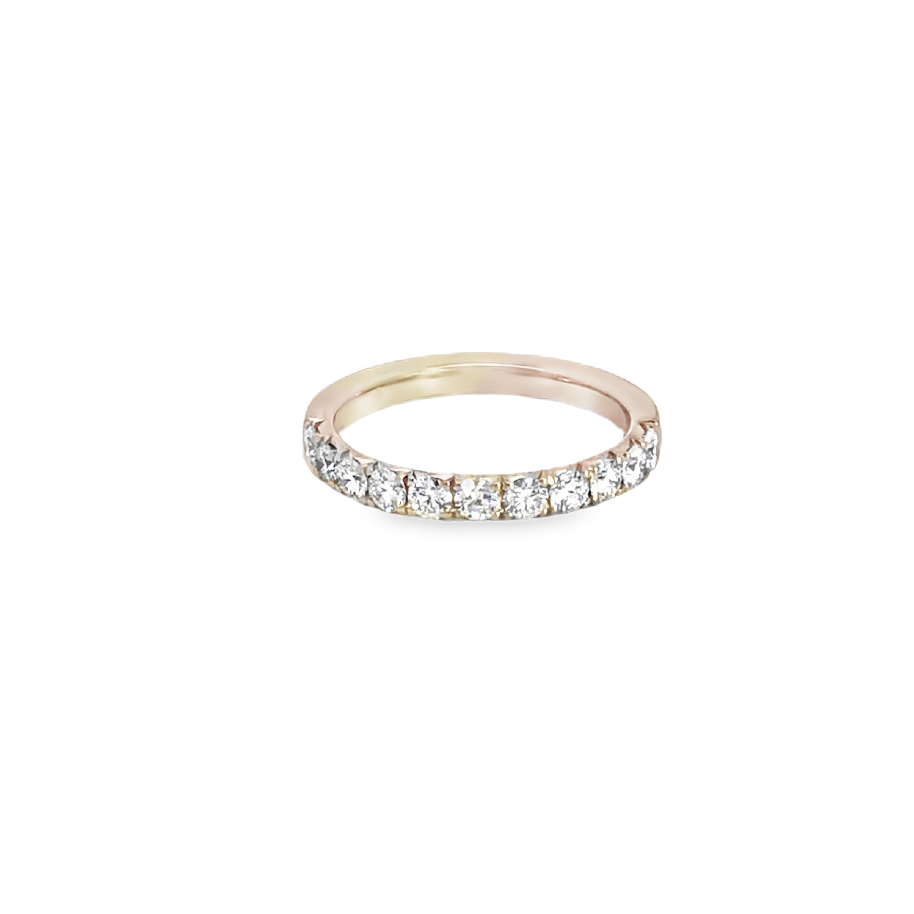 Dieser atemberaubende Eternity-Ring ist in Champagnerfarbenem Gold  750 gefertigt und mit einer Reihe von funkelnden, runden Diamanten im Brillantschliff besetzt. Das klassische Design macht ihn zum perfekten Symbol für ewige Liebe und Hingabe. Ein zeitloser Schmuck, der jeden Tag Freude bereitet. Gold 750 Chamois, 11 Brillis 0,77ct tw/si