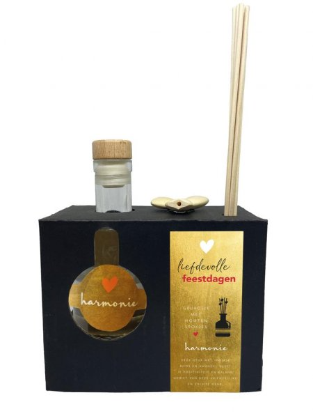 Geur voor Thuis - Geurolie met houten stokje - Feestdagen
"Laat je zintuigen genieten!
Harmonie: Deze geur met indiase roos en amandel geeft je positiviteit en balans. Geniet van deze vriendelijke en zachte geur.