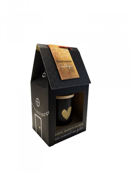 Dit prachtig ontworpen cadeau bevat een heerlijk geurende kaars, verpakt in een stijlvol zwart ontwerp.
Een cadeau dat warmte brengt in ieder huis, zowel letterlijk als figuurlijk.