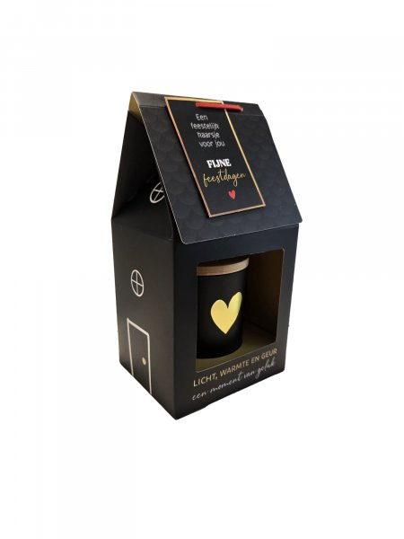 Dit prachtig ontworpen cadeau bevat een heerlijk geurende kaars, verpakt in een stijlvol zwart ontwerp.
Een cadeau dat warmte brengt in ieder huis, zowel letterlijk als figuurlijk.