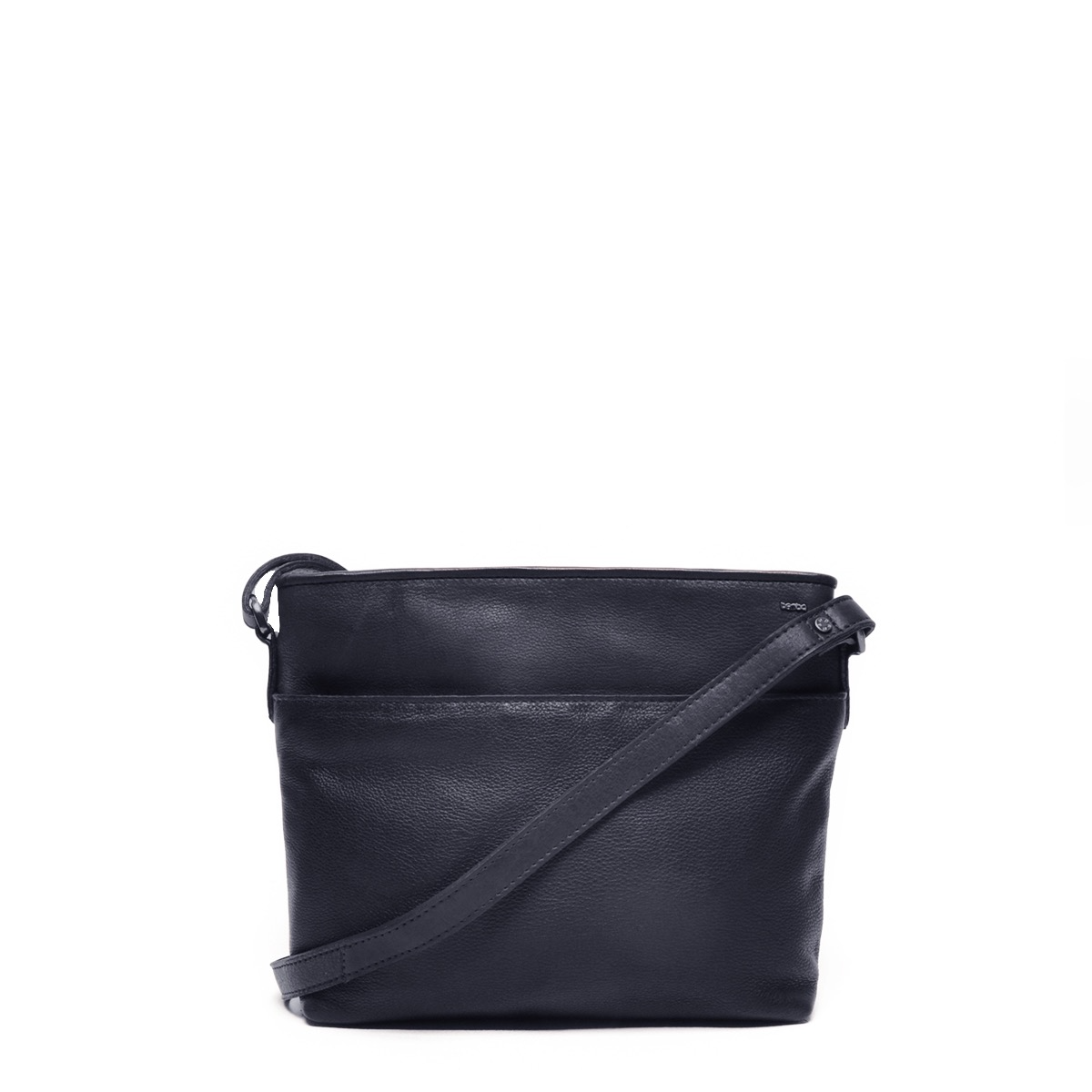 Lucca Crossbody-Tas 335-440-0 Black – Tijdloos Ontwerp met een Moderne Twist

Het populaire model uit onze “Soft” collectie is terug in een vernieuwde uitvoering binnen de Lucca-serie. Deze cross body-tas combineert het vertrouwde comfort en de functionaliteit van het originele ontwerp met een eigentijdse look en verfijnde afwerking in warm brandy-kleurig rundleder.

De tas is compact en licht van gewicht, maar biedt voldoende ruimte voor je dagelijkse essentials. Dankzij het tijdloze ontwerp met moderne accenten is dit een veelzijdige accessoire die moeiteloos past bij elke outfit – zakelijk, casual of onderweg.

Kenmerken:

Materiaal: Hoogwaardig rundleder
Kleur: Black - zwart
Gewicht: Slechts 0,45 kg – licht en comfortabel
Sluiting: Stevige ritssluiting
Draagstijl: Verstelbare crossbody-schouderriem
Design: Klassieke basis met moderne Lucca-afwerking
Serie: Lucca collectie
Afmetingen:
Lengte: 24 cm
Hoogte: 21 cm
Diepte: 5 cm

Voor wie:
Ontworpen voor de moderne vrouw die functionaliteit en stijl wil combineren.