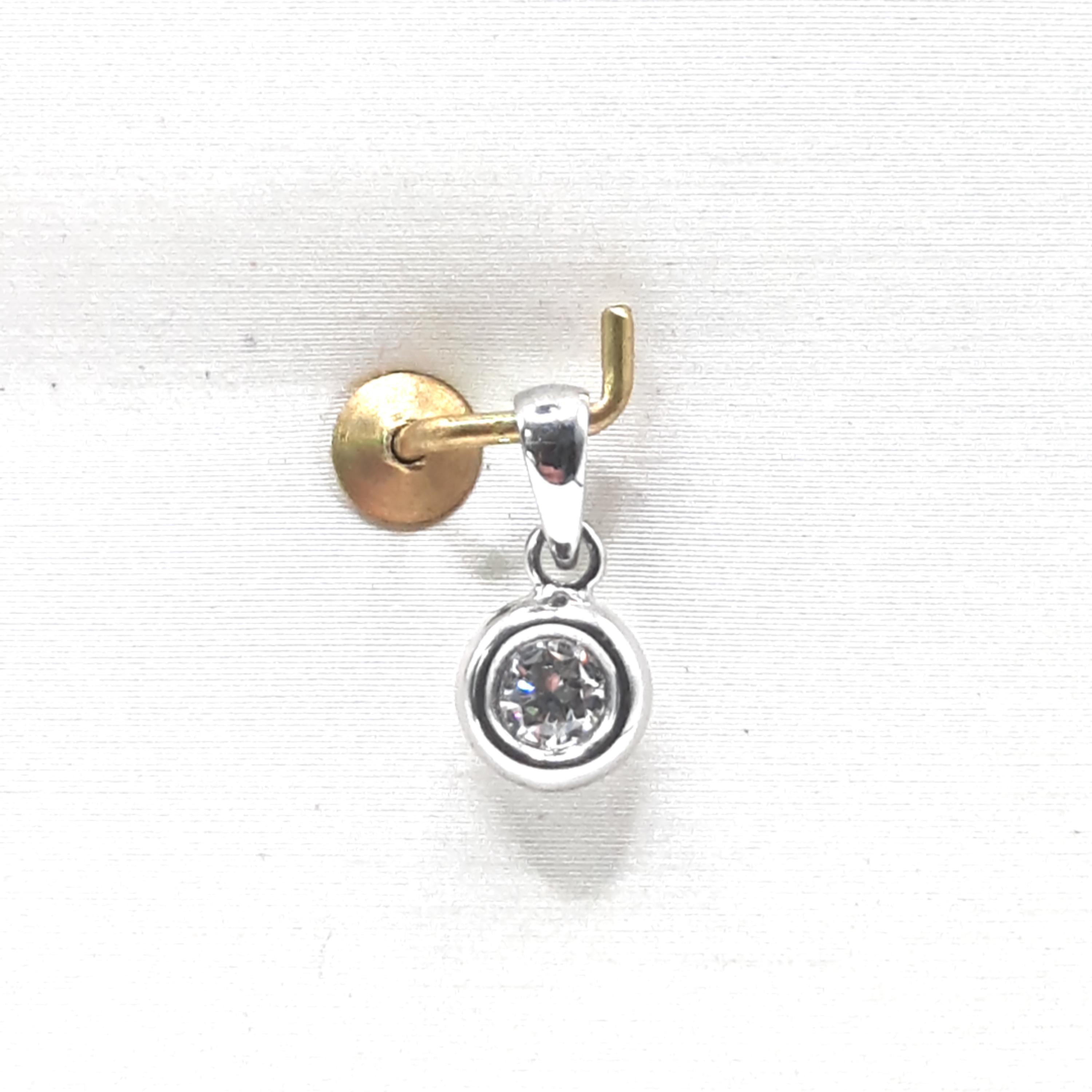 Deze diamant hanger, modelnummer 0002495, is een prachtige 14 karaat witgouden hanger met een enkele diamant (SI1, G-kleur). De hanger heeft een diameter van 5,7 mm, ideaal voor dagelijks gebruik of speciale gelegenheden. Combineer met een fijne ketting voor de perfecte uitstraling. Draag hem met stijl en elegantie op uw favoriete outfit.