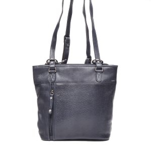 Berba Lucca Convertible Rugzak | Leren Schoudertas & Rugzak in Eén

Ontdek ultiem gemak en stijlvolle veelzijdigheid met de Berba Lucca convertible rugzak. Deze elegante tas is ontworpen voor vrouwen die houden van praktisch design zonder concessies te doen aan kwaliteit en uitstraling. Dankzij het slimme ontwerp kan de tas zowel als rugzak als schoudertas worden gedragen – ideaal voor wie graag handen vrij wil blijven.

De verstelbare schouderbanden zorgen ervoor dat je de tas moeiteloos aanpast aan jouw draagstijl. Gemaakt van hoogwaardig rundleer uit de geliefde Lucca collectie, staat dit model bekend om zijn zachte, soepele structuur en lichte vintage look.

Met een afmeting van hoogte 33 cm x breedte 28 cm x diepte 10 cm en een gewicht van slechts 840 gram, biedt deze tas voldoende ruimte voor al je dagelijkse essentials, zonder zwaar aan te voelen.

Kenmerken:

Merk: Berba

Collectie: Lucca

Model: Convertible rugzak / schoudertas

Materiaal: Zacht, soepel rundleer met vintage uitstraling

Afmetingen: Hoogte 33 cm x Breedte 28 cm x Diepte 10 cm

Gewicht: 840 gram

Draagmogelijkheden: Als rugzak én schoudertas te gebruiken

Schouderbanden: Verstelbaar voor optimaal draagcomfort

Gebruik: Perfect voor dagelijks gebruik, werk of citytrips

Waarom kiezen voor de Berba Lucca rugzak?

De Lucca collectie van Berba staat voor pure elegantie, gecombineerd met doordacht gebruiksgemak. Deze convertible rugzak is ideaal voor wie graag stijlvol én functioneel onderweg is. Of je nu naar kantoor gaat, een dagje uit bent of reist – met deze tas heb je handen vrij en al je spullen veilig opgeborgen in een tas die net zo mooi is als praktisch.

De Berba Lucca convertible rugzak is een stijlvolle metgezel voor elke gelegenheid – een perfecte balans tussen vakmanschap, comfort en elegantie.