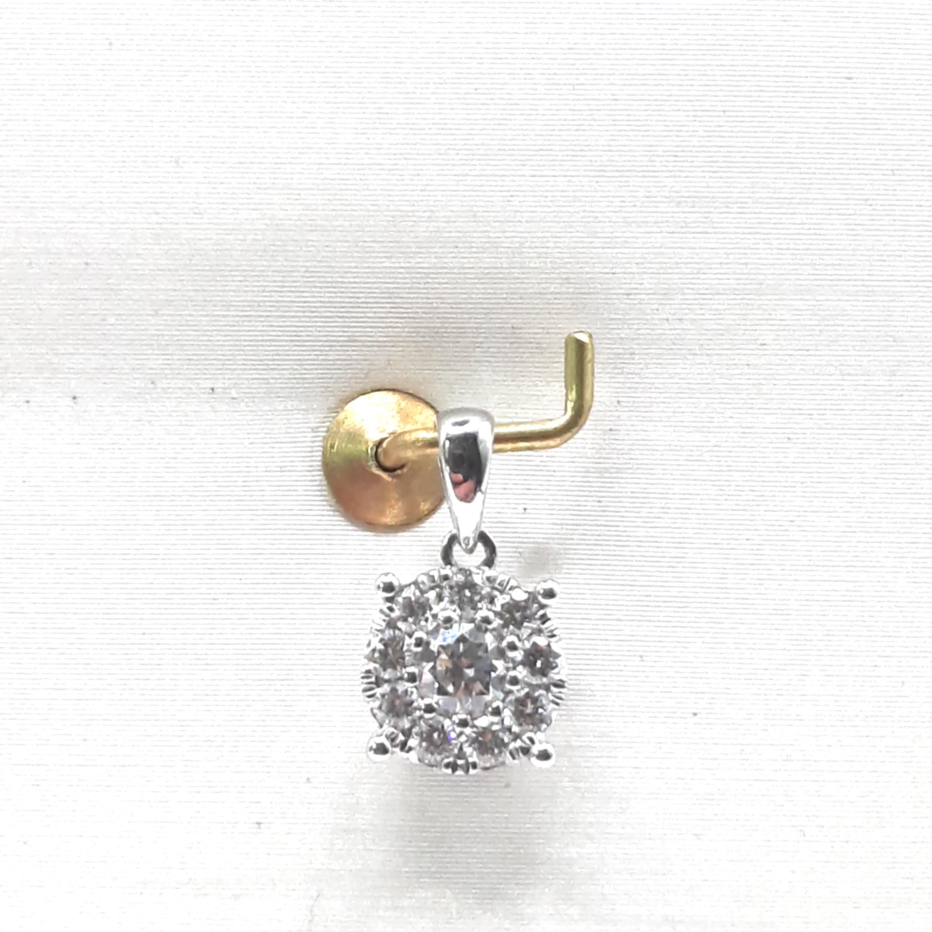 De Diamant Hanger 14k, modelnummer 0002496, is een elegante hanger van 14-karaats wit goud, bezet met een SI1 zuivere diamant van H-kleur. Deze hanger heeft een diameter van 6,8 mm. Draag hem aan een fijne ketting voor een verfijnde look die perfect past bij zowel dagelijkse als formele outfits. Een tijdloze aanvulling op elke sieradencollectie.