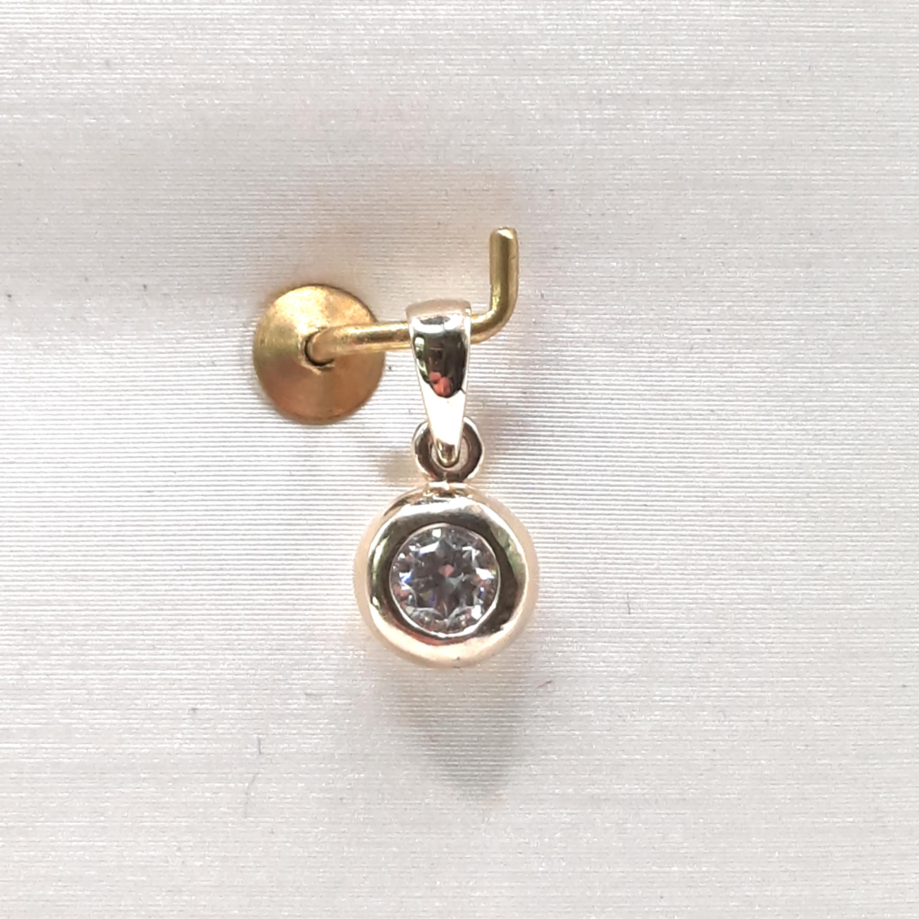 Deze prachtige diamant hanger (modelnummer 0002499) is een schitterend sieraad van 14-karaats goud. Met een briljant geslepen diamant van pure SI1-kwaliteit en Top Wesselton kleur G, straalt deze hanger luxe uit. Perfect om te dragen bij een elegante avondjurk of om elke dag een vleugje klasse aan je outfit toe te voegen.