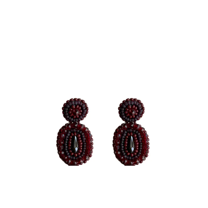 Paulie Pocket Small Ella Shine Earrings Burgundy

Handgemaakte oorbellen waarbij textiel en kralen zijn gebruikt
De oorbellen bevatten een stainless steel pinnetje