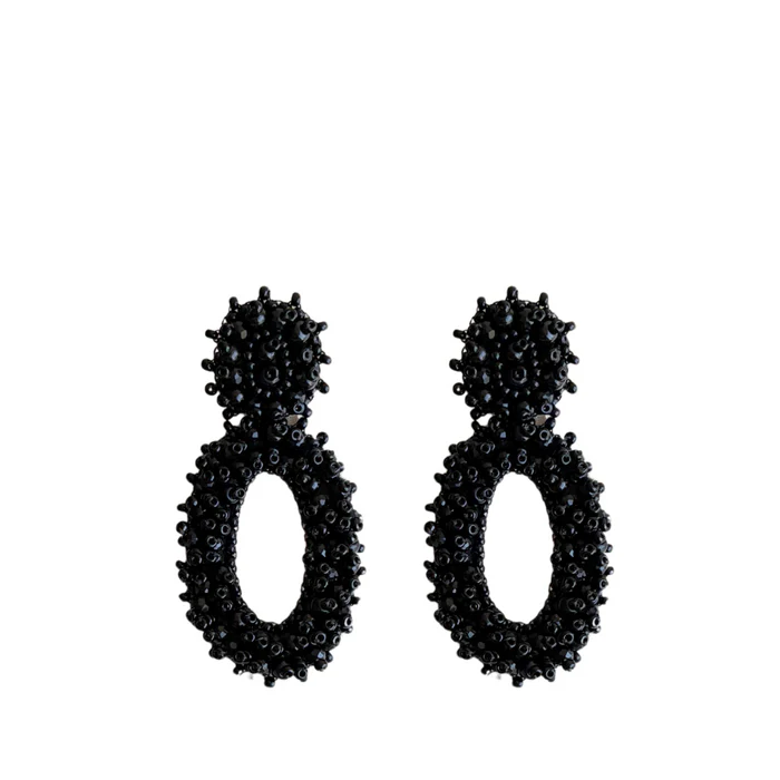 Paulie Pocket Small Oval Lizzy Earrings Black

Handgemaakte oorbellen waarbij textiel en kralen zijn gebruikt
De oorbellen bevatten een stainless steel pinnetje