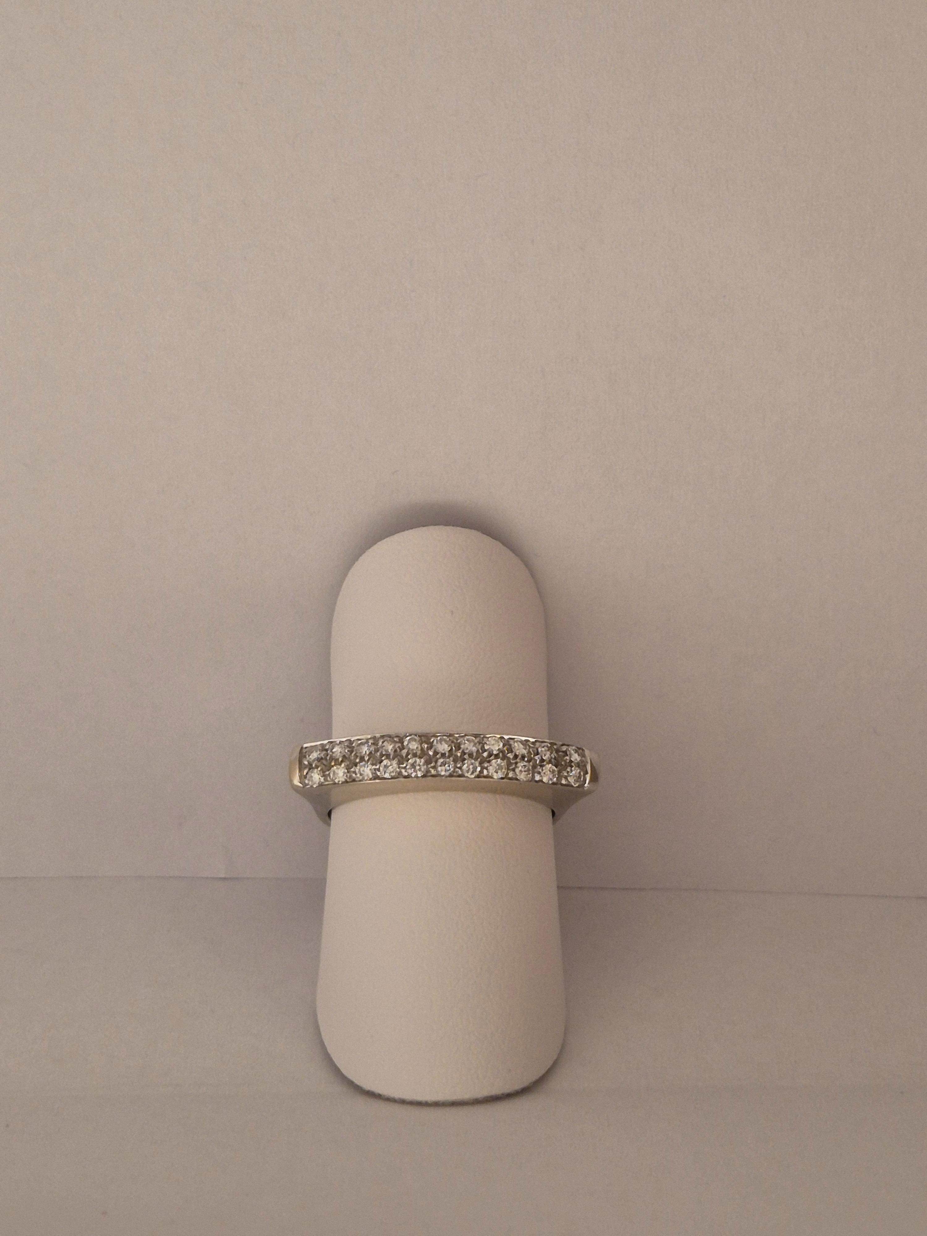 Deze prachtige 18krt. witgouden ring is bezaaid met 22 schitterende diamanten, met een totaal van 0.26ct. De ring, maat 54, is vervaardigd uit hoogwaardig 18-karaats goud. Draag deze tijdloze en elegante ring als blikvanger bij speciale gelegenheden of als dagelijkse luxe aanvulling op je outfit.