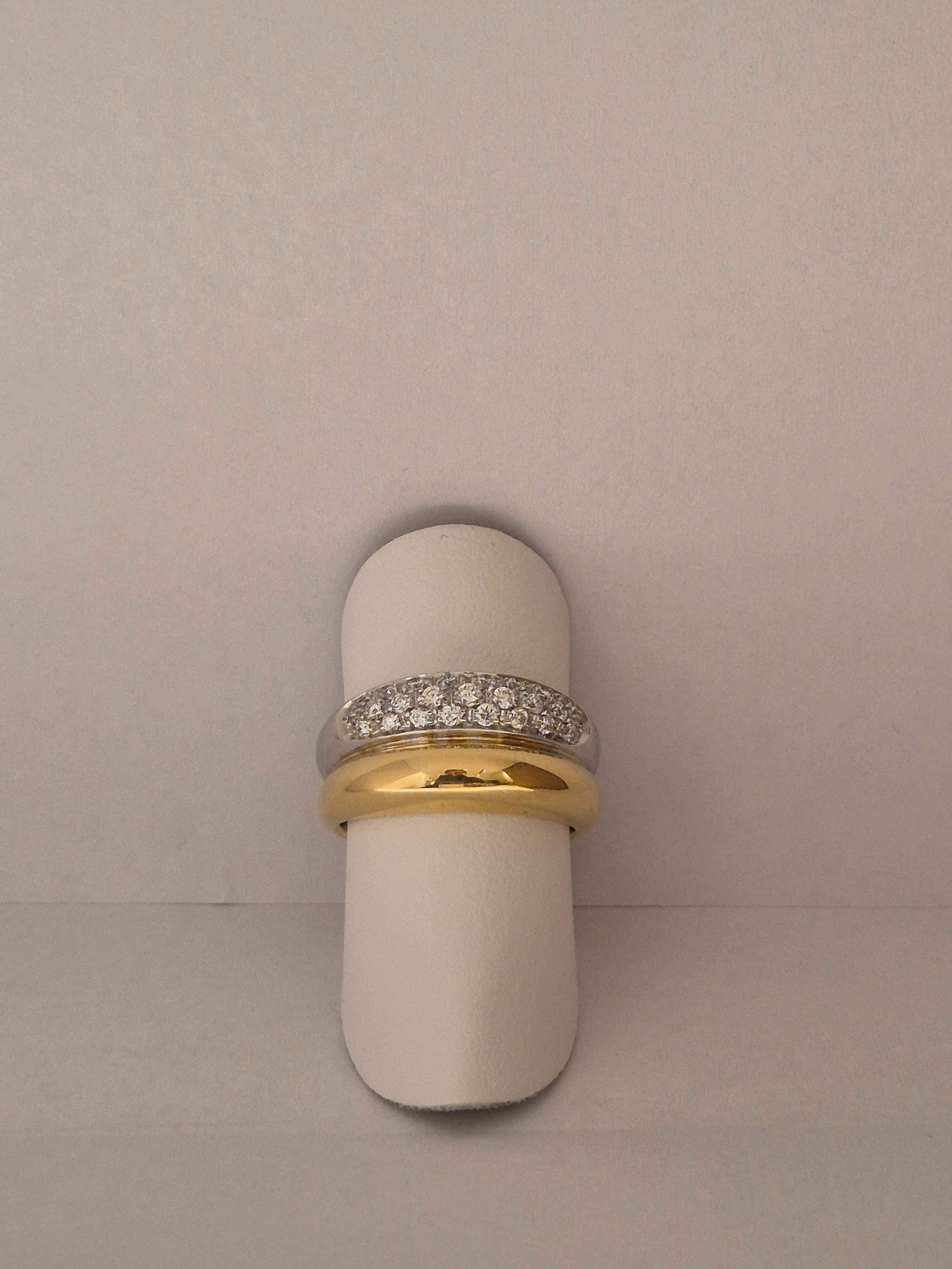 Deze elegante ring is vervaardigd uit 18 karaat geel- en witgoud en is bezet met 25 briljant geslepen diamanten, met een totale caratuur van 0.50ct. De glanzende afwerking en gouden kleur maken het een schitterend sieraad. Perfect om te dragen bij speciale gelegenheden of dagelijks voor een vleugje luxe. Geschikt voor ringmaat 55.