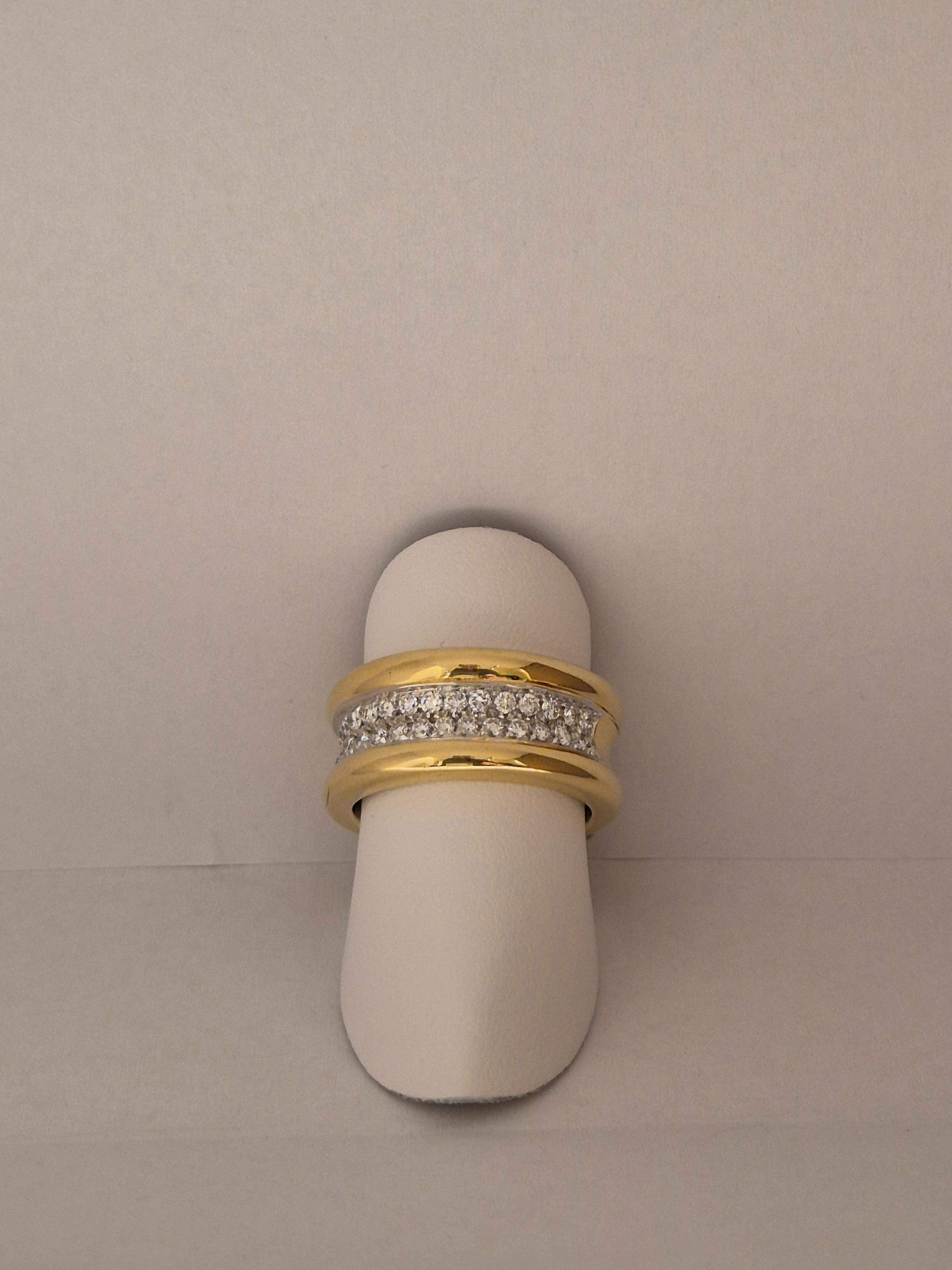 De 18krt geelgouden ring, model ATA555, is een luxe juweel met 32 briljant geslepen diamanten van in totaal 0,62ct. Het heeft een prachtige glans. Deze ring, maat 57, is perfect voor speciale gelegenheden en voegt verfijning toe aan elke outfit. Draag hem als opvallend accessoire bij formele evenementen of elegant dagelijks gebruik.