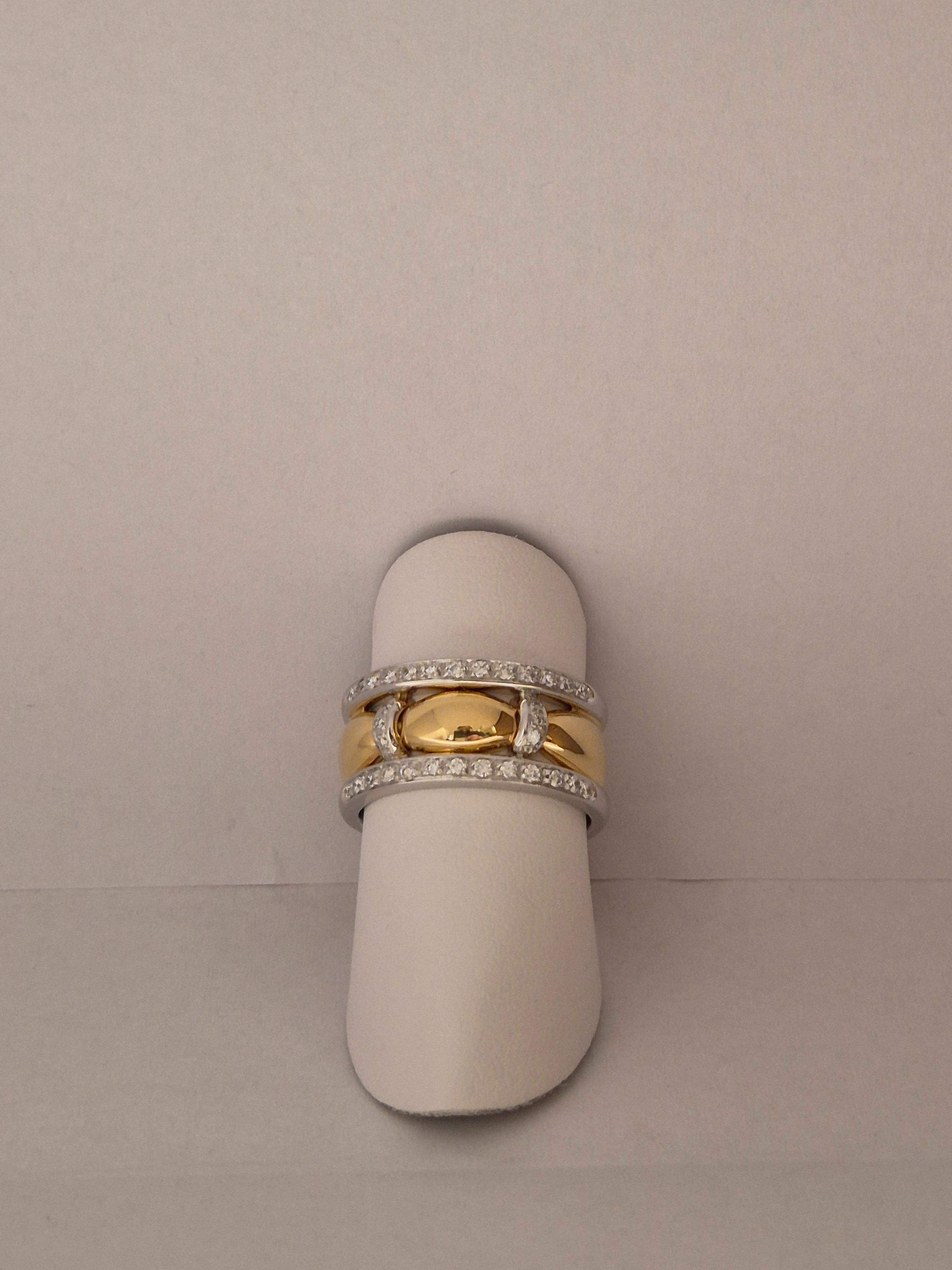 Deze 18krt geel/wit gouden ring, straalt luxe uit met zijn 32 briljant geslepen diamanten van in totaal 0.26ct. Perfect voor maat 54, de ring is een opvallende keuze voor elke gelegenheid. Elegant te dragen als statement sieraad of samen met andere gouden sieraden voor een gecoördineerde look.