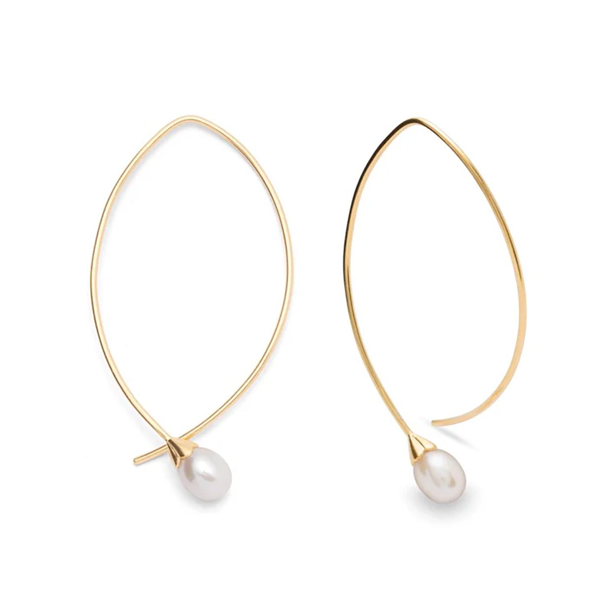 Sierlijke oorhangers gemaakt van verguld zilver en een parel