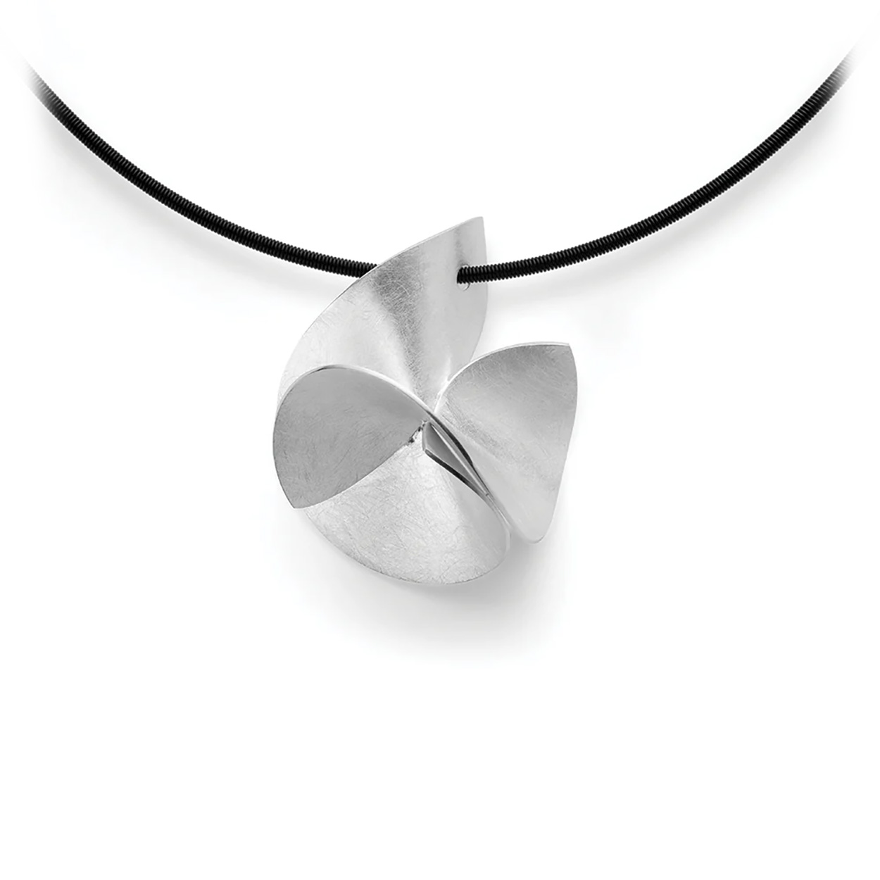 Deze hanger is exclusief collier.

Deze sierlijke hanger is gemaakt van geborsteld zilver.