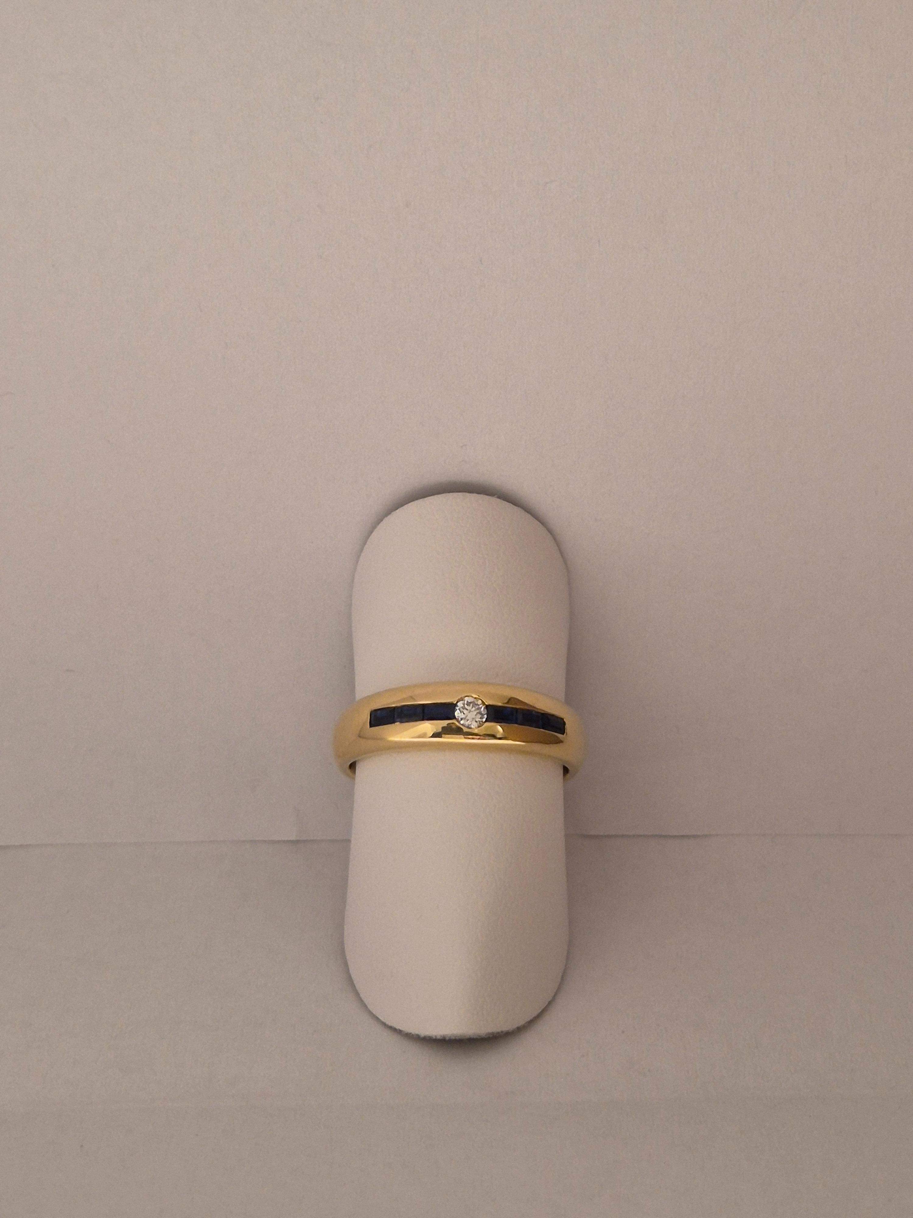 De 18 karaat geelgouden ring heeft saffiertjs van totaal 0,40ct in baguette slijpvorm. en 1 diamant van 0,10ct, briljant geslepen in maat 56. Perfect voor speciale gelegenheden of als dagelijks statement. Combineer met andere gouden sieraden voor een elegante look. Ideaal als cadeau of om uzelf te verwennen.