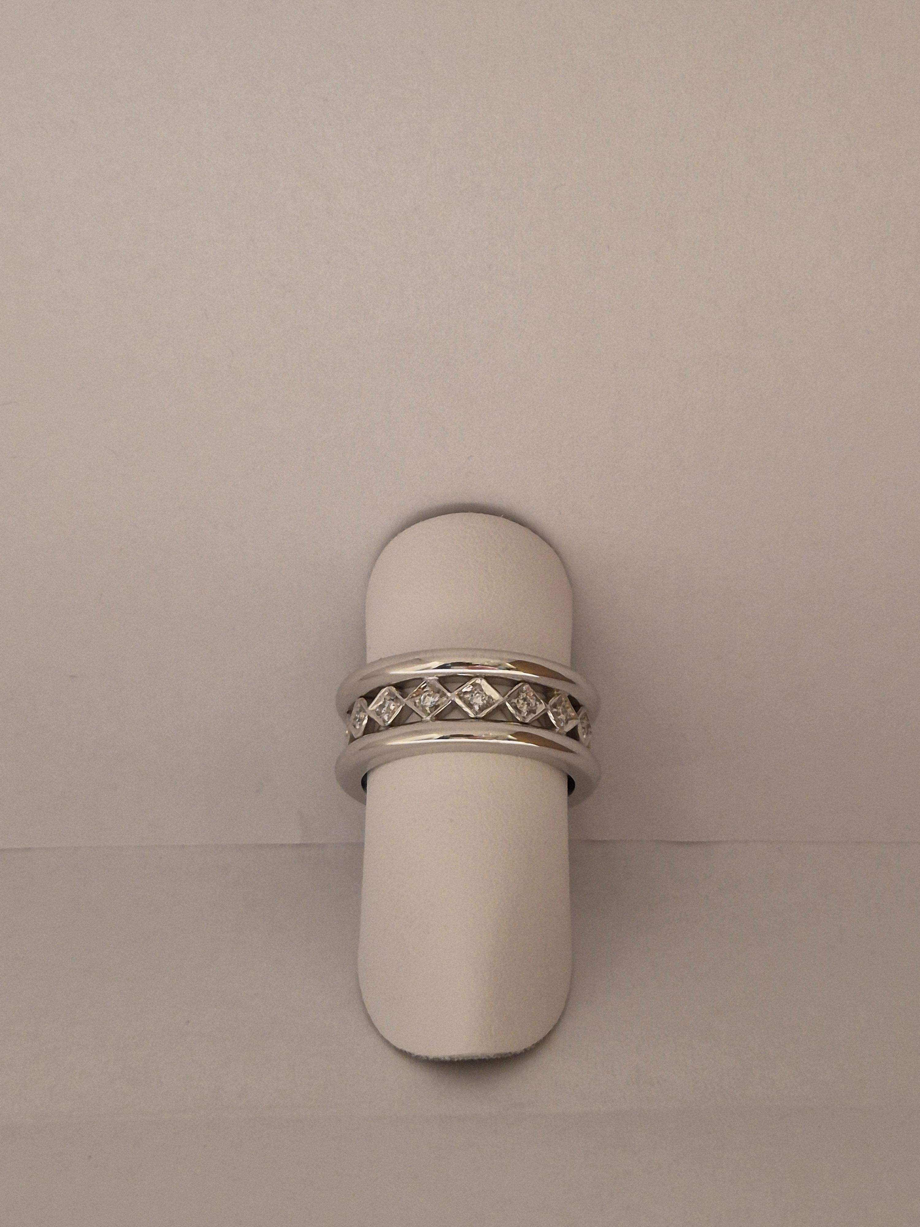 Deze 18krt witgouden ring met diamant (0.15ct), is perfect voor elke gelegenheid. De ring heeft een schitterende afwerking met 13 briljant geslepen diamanten. Draag deze elegante ring solo voor een verfijnde look of combineer met andere sieraden voor een modieus statement. Maat: 54.