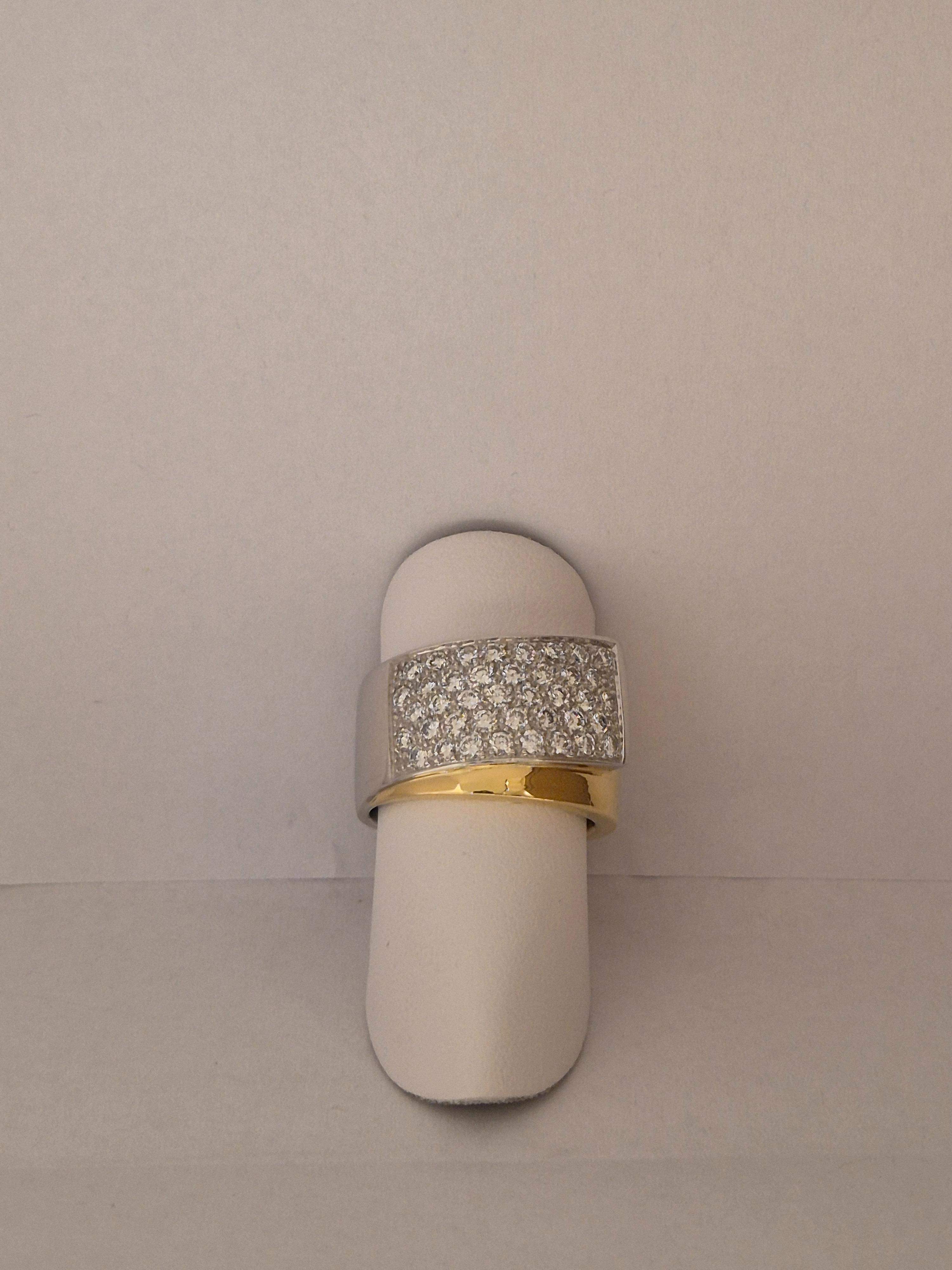 De 18krt. wit/geelgouden slagring, straalt luxe uit met 40 briljant geslepen diamanten van in totaal 1.04ct. Deze  ring heeft maat 54. Perfect te combineren met zowel casual als elegante outfits voor een verfijnde look. Ideal om speciale gelegenheden extra glans te geven.