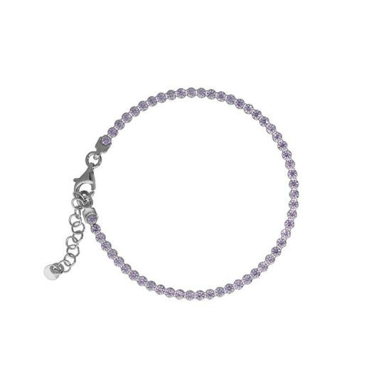 Het Zilveren Tennisarmband model heeft een elegante zilveren afwerking met een diameter van 2mm en een lengte van 18cm. Dit tijdloze sieraad is perfect voor dagelijks gebruik of speciale gelegenheden. Draag het solo voor een subtiele uitstraling of combineer het met andere armbanden voor een trendy, gelaagde look. Een verfijnde aanvulling op elke outfit.