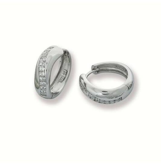 Zilveren Klapoorringen Zirkonia uit de Van Zaanen Zilver Collectie heeft de volgende kenmerken: verfijnd zilverwerk met schitterende zirkonia-steentjes. Deze tijdloze oorbellen kunnen dagelijks worden gedragen voor een stijlvolle touch. Combineer ze met zowel casual als formele outfits voor een elegante uitstraling. Perfect voor elke gelegenheid!