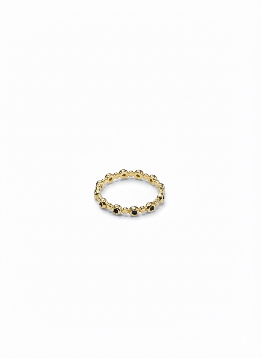 Deze prachtige 14k gouden ring met saffierstenen, modelnummer JRS94, is een verfijnd juweel. Gemaakt van 14 karaat goud, weegt hij 1,9 gram en schittert dankzij de glanzende afwerking. Perfect nieuw en maat 55. Draag deze ring voor een elegant accent bij zowel formele als informele gelegenheden. Een tijdloos sieraad voor elke sieradenliefhebber.