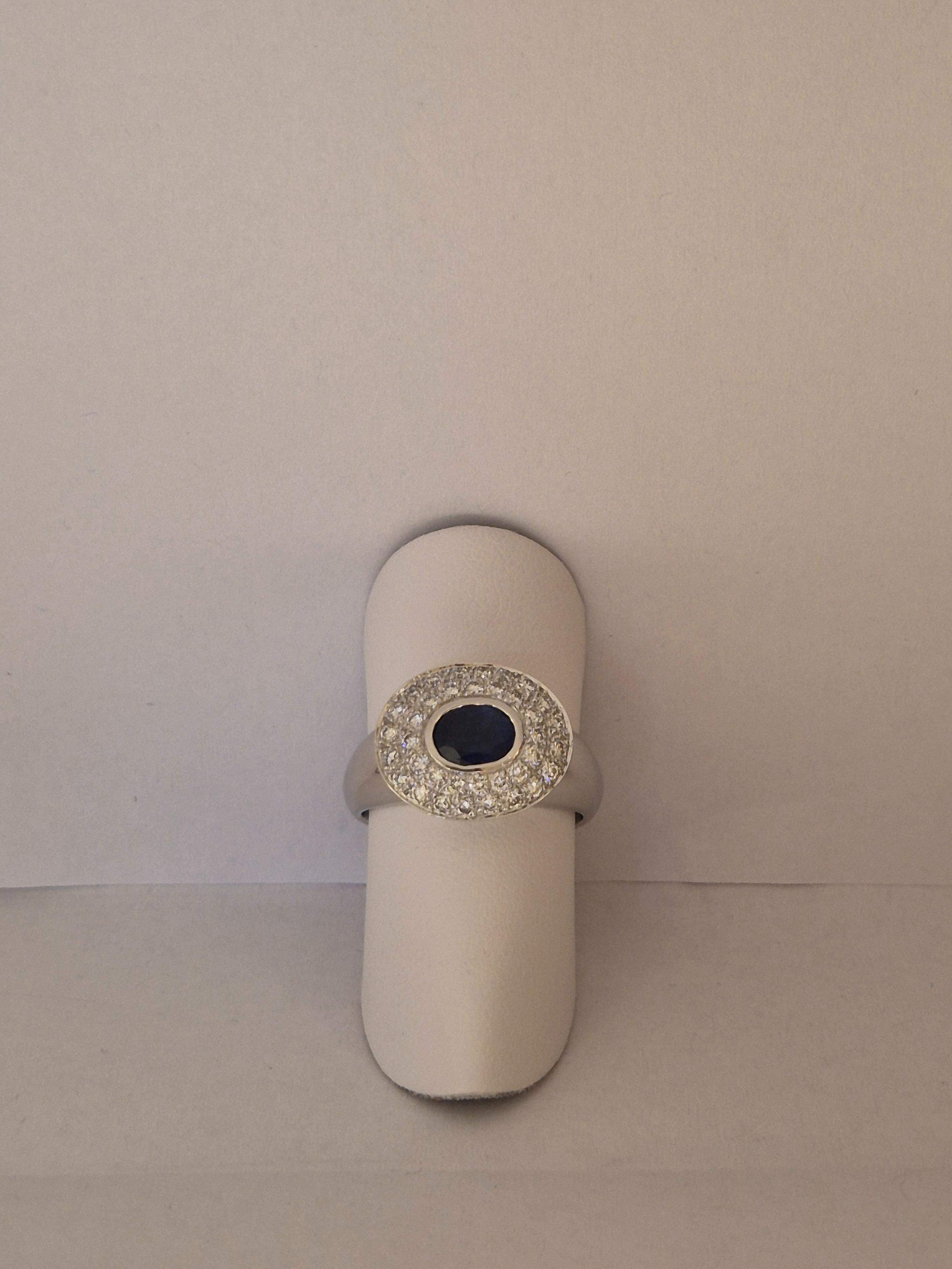 De 18krt witgouden ring model  heeft een elegante saffier en diamant. Deze ring, maat 54, valt onder de categorie juweel en is perfect voor elke gelegenheid. Draag hem als statement piece op een speciale avond, of combineer met andere sieraden voor een verfijnde alledaagse look.