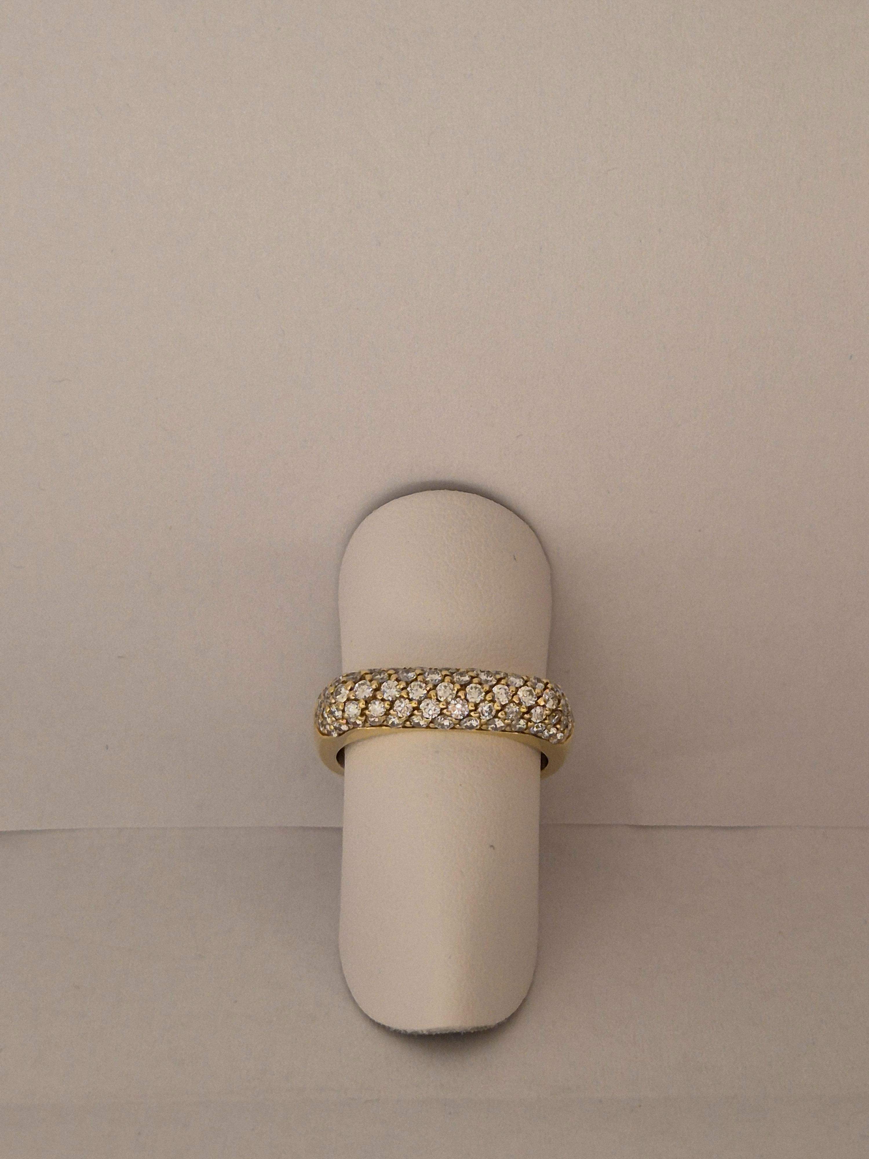 Deze 18krt. geelgouden ring, is een prachtige aanvulling op elke sieradencollectie. De ring bevat in totaal 0,90ct diamant, in maat 54. Draag deze schitterende ring als een opvallend statementstuk bij speciale gelegenheden of combineer subtiel met andere gouden sieraden voor een elegante dagelijkse look. Een must-have voor elke liefhebber van luxe!