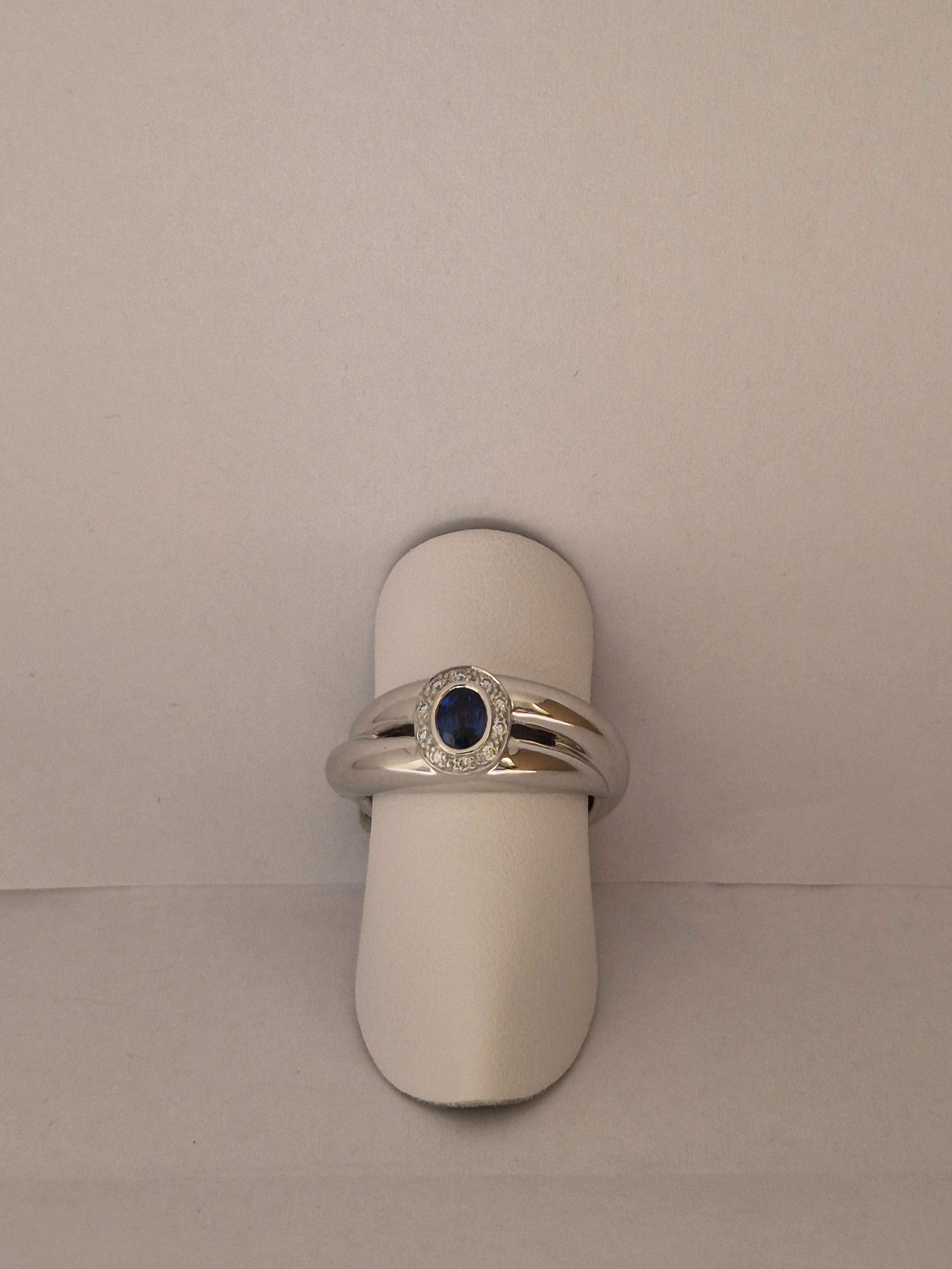 Deze prachtige 18krt. witgouden ring, bevat een 0.55ct saffier en 0.08ct diamant. Perfect als verfijnde toevoeging aan elke sieradencollectie. Draag deze ring op een speciale gelegenheid of maak je dagelijkse look luxueuzer. Ideaal om te dragen op ringmaat 55 voor een elegante en tijdloze uitstraling.