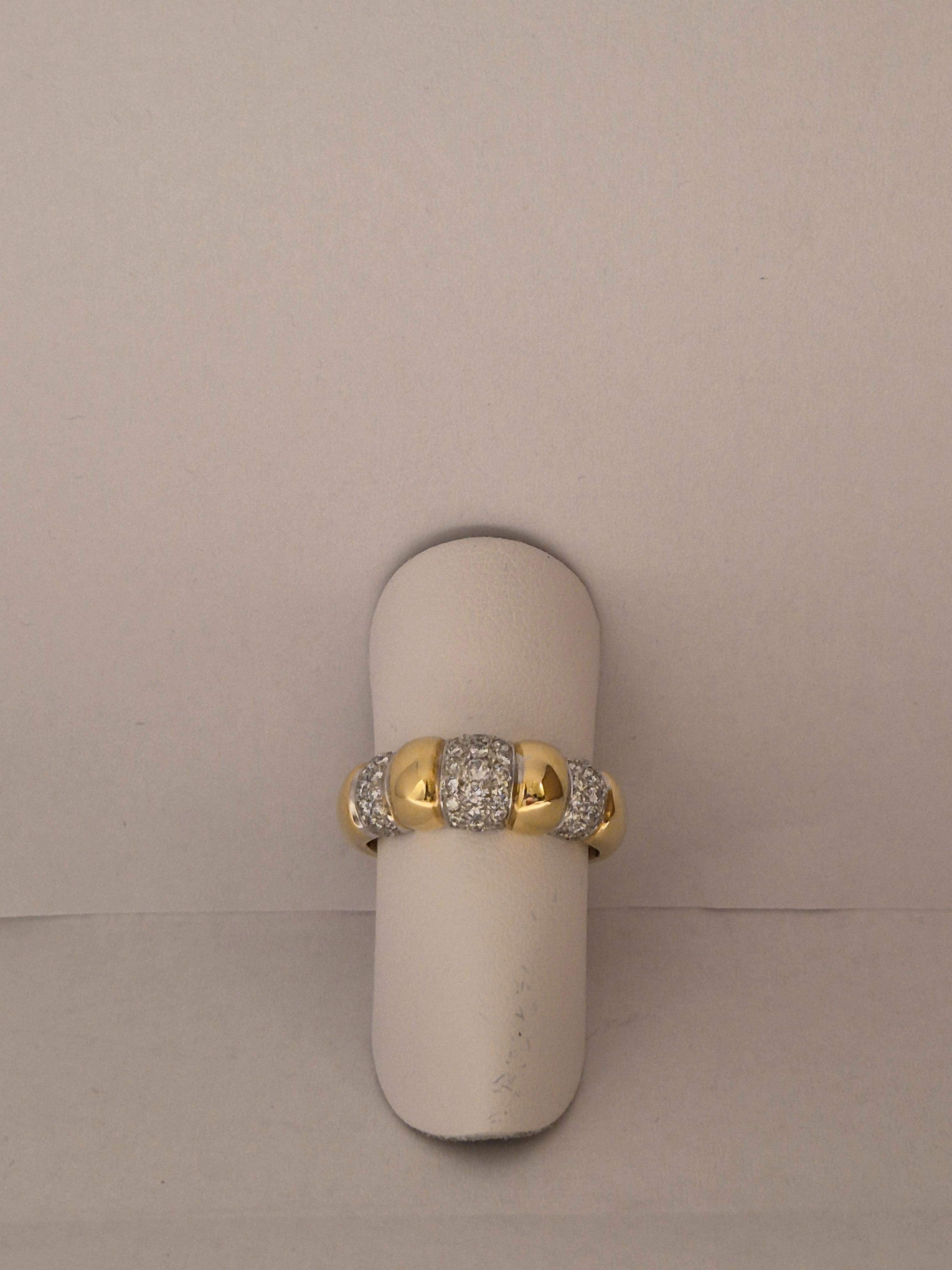 De 18krt geelgouden ring met diamant combineert elegantie en verfijning. Met een briljant geslepen diamant van 0,43ct, straalt deze ring luxe uit. Ideaal als statementstuk of als aanvulling bij feestelijke gelegenheden. Draag hem solo of combineer met andere sieraden voor een verfijnde look. Perfect geschikt voor ringmaat 54.