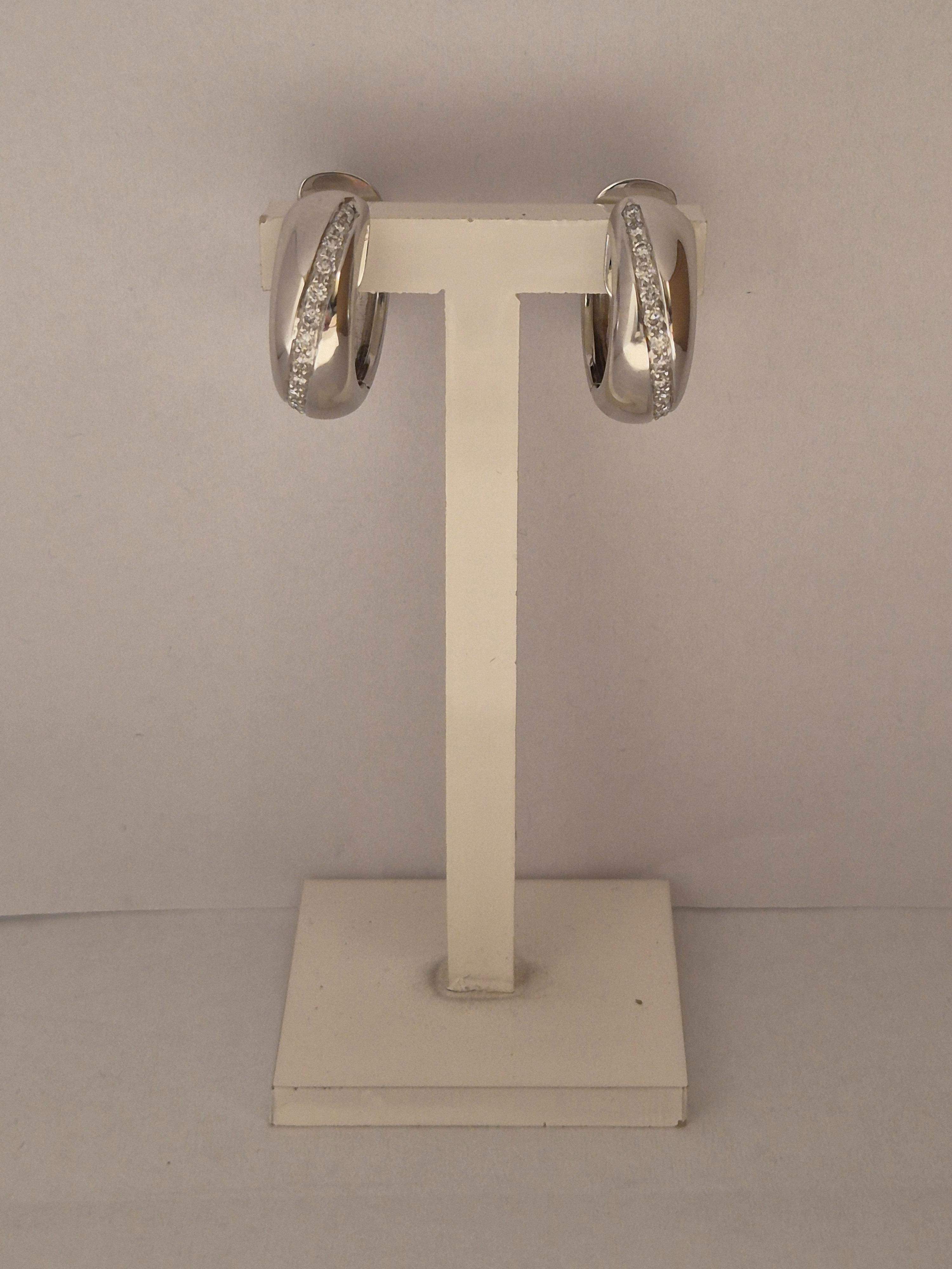 Deze 18krt witgouden oorringen met diamanten hebben een totaal gewicht van 0,25ct. Ze behoren tot de categorie juwelen en zijn specifiek creolen. Gemaakt van 18-karaats goud met een grootte van 17mm, stralen ze elegantie uit. Perfect voor zowel alledaagse als formele gelegenheden, combineren ze moeiteloos met elke outfit.