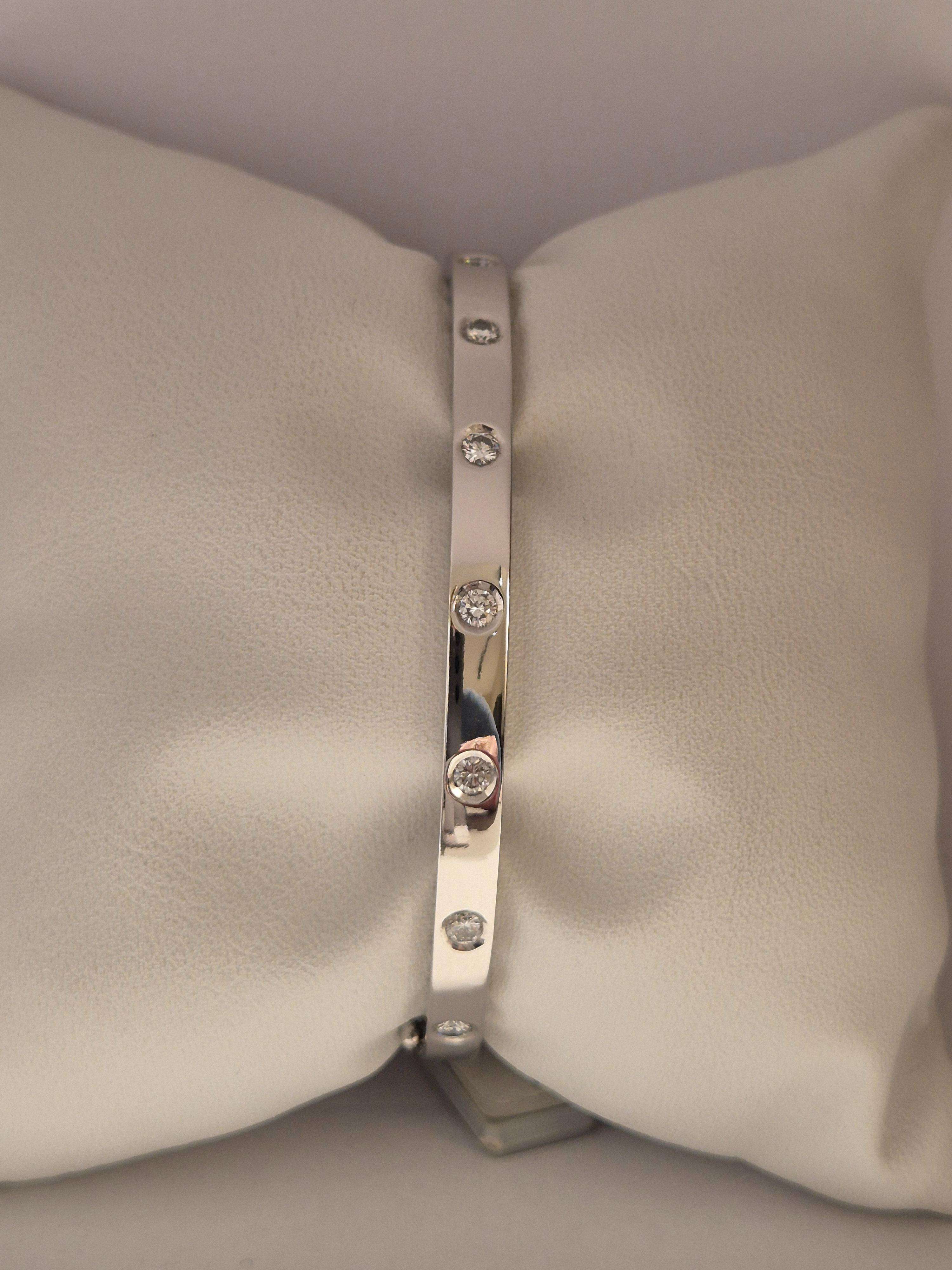 Deze 18kt witgouden armband (bangle) met 7 diamanten (totaal 0.60ct) is een elegant sieraad. Gemaakt van hoogwaardig 18-karaats goud, straalt deze armband pure luxe uit. Draag hem solo voor een subtiele elegantie of combineer met andere sieraden voor een gedurfde statementlook. Perfect voor elke speciale gelegenheid.