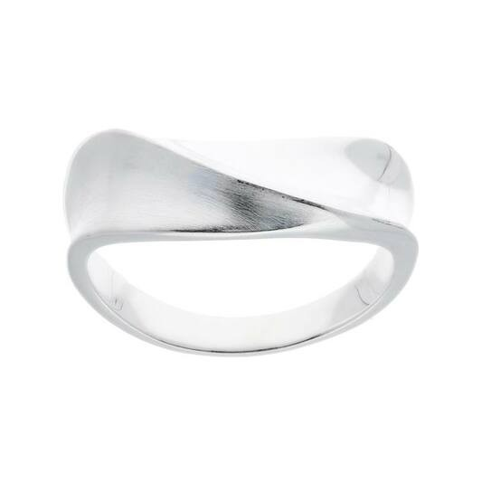 De Zilveren Ring - 6mm is een prachtige sieraad in de categorie juwelen, specifiek een ring. Deze stijlvolle en veelzijdige ring kan zowel op zichzelf of gecombineerd met andere ringen worden gedragen voor een moderne, gelaagde look. Perfect voor dagelijks gebruik of bijzondere gelegenheden, deze ring is een must-have accessoire.