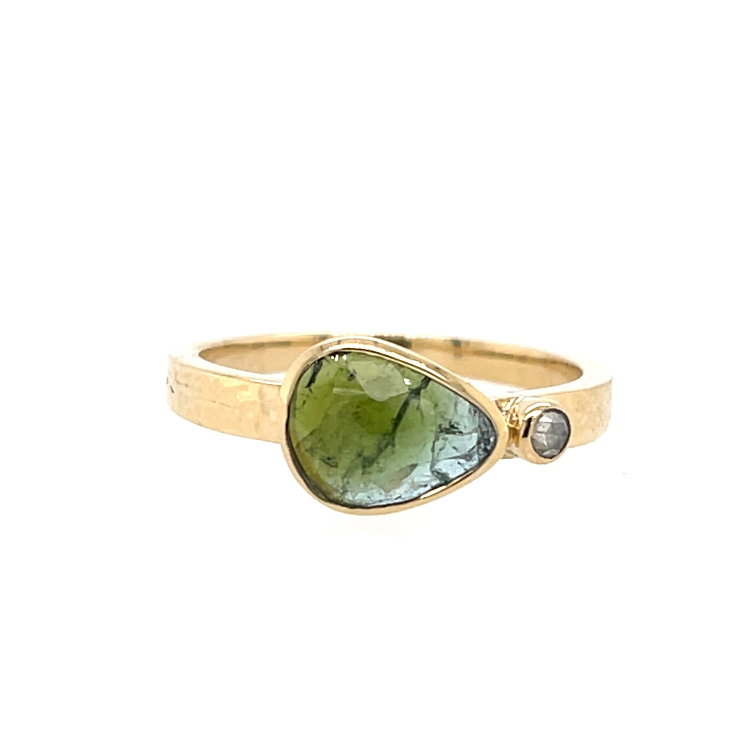 14kt gouden ring met groene toermalijn en diamant.
Let op, kleuren van natuursteen kunnen afwijken van deze afbeelding!