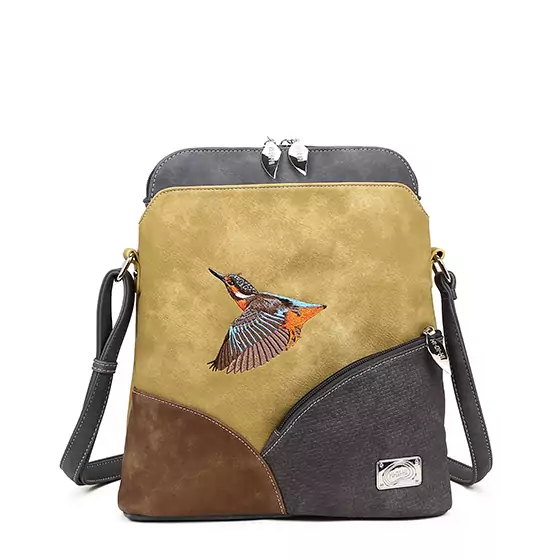 Vegan Schoudertas van Eco Leer – Duurzaam, Stijlvol en Functioneel

Ontdek de perfecte balans tussen stijl, duurzaamheid en functionaliteit met deze prachtige vegan schoudertas.
Gemaakt van hoogwaardig eco leer (100% vegan), is deze tas het ideale accessoire voor wie kiest voor bewuste mode zonder concessies aan stijl.

De tas heeft een ruim hoofdvak met ritssluiting, ideaal voor je dagelijkse essentials. Dankzij het slimme ontwerp vind je aan zowel de voor- als achterkant een extra vak met rits en een open vak met magneetsluiting, zodat je belangrijke items altijd binnen handbereik hebt.

Binnenin vind je een kleurrijke, bedrukte voering die de tas een unieke en vrolijke uitstraling geeft. Bovendien is de tas geschikt voor een tablet of A5-notitieblok, waardoor hij perfect is voor werk, school of onderweg.

Aan de voorkant prijkt een prachtig geborduurde ijsvogel (Kingfisher) – een subtiel detail dat de tas een exclusieve look geeft.

Afmetingen:

Hoogte: 30 cm

Breedte: 27 cm

Diepte: 7 cm

Belangrijkste kenmerken:

 100% Vegan & Eco leer – diervriendelijk en duurzaam

 Hoofdvak met ritssluiting

✨ Extra vakken: open vakken met magneet én ritsvakken voor en achter

 Geschikt voor tablet en A5-notitieblok

 Kleurrijke, bedrukte voering

️ Geborduurde Kingfisher op de voorkant

 100% Fair gemaakt – eerlijke productie met respect voor mens en milieu

Waarom kiezen voor deze vegan schoudertas?
Deze tas combineert modern design met duurzaamheid. Perfect voor dagelijks gebruik, werk of een dagje uit – en helemaal vrij van dierlijke materialen. Een stijlvolle keuze voor de bewuste vrouw (of man) van nu!