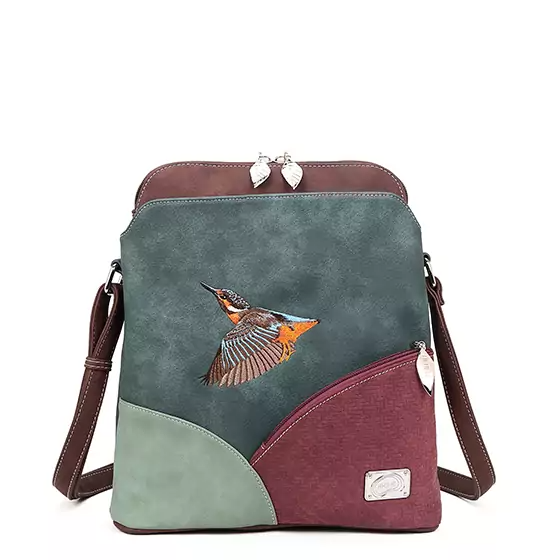 Vegan Schoudertas van Eco Leer – Duurzaam, Stijlvol en Functioneel

Ontdek de perfecte balans tussen stijl, duurzaamheid en functionaliteit met deze prachtige vegan schoudertas.
Gemaakt van hoogwaardig eco leer (100% vegan), is deze tas het ideale accessoire voor wie kiest voor bewuste mode zonder concessies aan stijl.

De tas heeft een ruim hoofdvak met ritssluiting, ideaal voor je dagelijkse essentials. Dankzij het slimme ontwerp vind je aan zowel de voor- als achterkant een extra vak met rits en een open vak met magneetsluiting, zodat je belangrijke items altijd binnen handbereik hebt.

Binnenin vind je een kleurrijke, bedrukte voering die de tas een unieke en vrolijke uitstraling geeft. Bovendien is de tas geschikt voor een tablet of A5-notitieblok, waardoor hij perfect is voor werk, school of onderweg.

Aan de voorkant prijkt een prachtig geborduurde ijsvogel (Kingfisher) – een subtiel detail dat de tas een exclusieve look geeft.

Afmetingen:

Hoogte: 30 cm

Breedte: 27 cm

Diepte: 7 cm

Belangrijkste kenmerken:

 100% Vegan & Eco leer – diervriendelijk en duurzaam

 Hoofdvak met ritssluiting

✨ Extra vakken: open vakken met magneet én ritsvakken voor en achter

 Geschikt voor tablet en A5-notitieblok

 Kleurrijke, bedrukte voering

️ Geborduurde Kingfisher op de voorkant

 100% Fair gemaakt – eerlijke productie met respect voor mens en milieu

Waarom kiezen voor deze vegan schoudertas?
Deze tas combineert modern design met duurzaamheid. Perfect voor dagelijks gebruik, werk of een dagje uit – en helemaal vrij van dierlijke materialen. Een stijlvolle keuze voor de bewuste vrouw (of man) van nu!