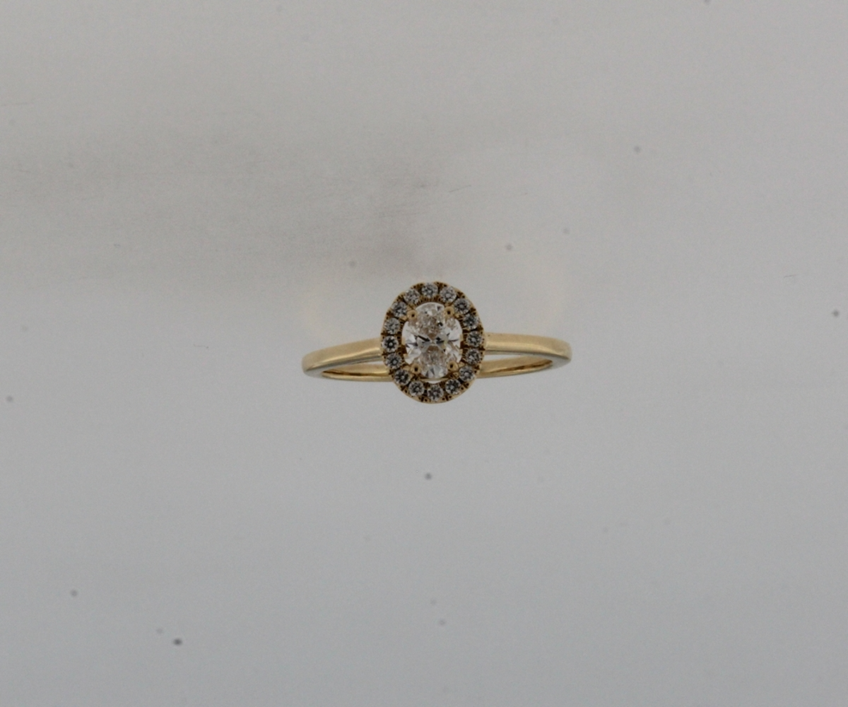 Draag deze elegante ring aan je ringvinger voor een verfijnde uitstraling bij elke gelegenheid. De gouden glans voegt een vleugje klasse toe aan je look. Perfect voor dagelijks gebruik of speciale gelegenheden.