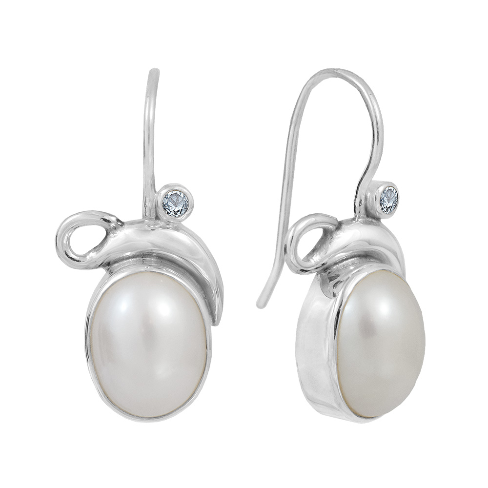 Deze sterling zilveren oorbellen hebben elk een 8,5 / 9 mm witte parel en een 2 mm ronde blauwe topaas.