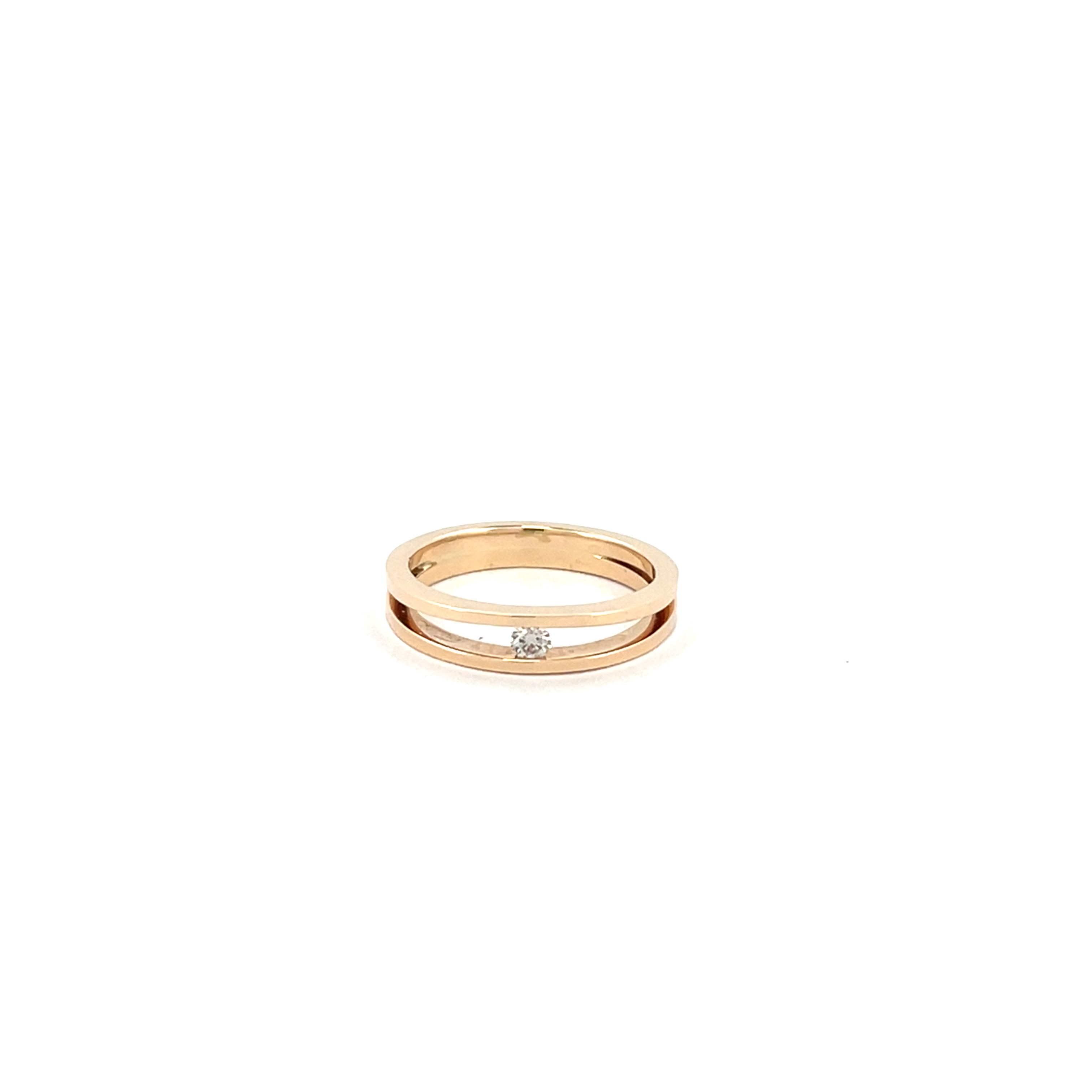 Strakke, minimalistische dubbele geelgouden ring met prachtige 0.05 karaat diamant.

Sierlijke verfijnde draden laten deze ontwerpen voor zichzelf spreken. Met een letterlijke twist zijn deze sieraden goed draagbaar en makkelijk te combineren. Een energieke wikkel van sierlijkheid die jou laat stralen. Elk sieraad wordt met de hand gemaakt in ons eigen atelier en ontstaat spontaan op gevoel. Jouw Twist is dus altijd uniek.

Deze ring is ook verkrijgbaar in witgoud en kan met een grotere of andere (kleur) steen gemaakt worden.

Zeer geschikt als verlovingsring!

Maak een afspraak en kom deze ring passen! Of bestel haar gelijk, dan sturen we deze mooi verpakt naar je toe.