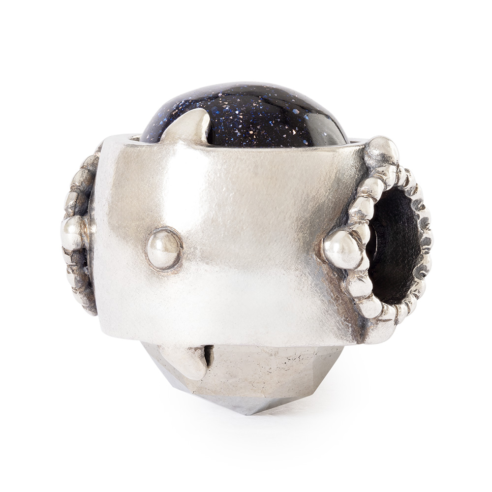 De Trollbeads bedel Droombewaker, modelnummer TAGBE-00316, is een prachtige hanger die behoort tot de categorie sieraden. Deze unieke bedel is perfect voor jouw Trollbeads armband of ketting. Draag het als een opvallend sieraad zowel op je pols als om je hals en voeg een dromerige touch toe aan elke outfit.
