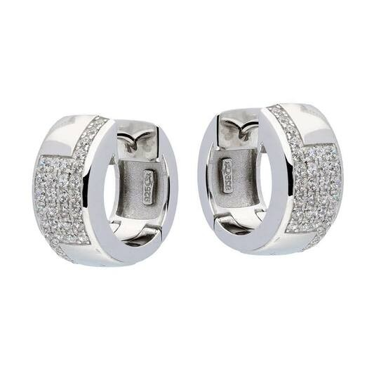 Zilveren Klapoorringen - Zirkonia - 16mm zijn elegante juwelen van een niet nader bepaald merk. Deze oorbellen zijn voorzien van sprankelende zirkonia-stenen die elke outfit kunnen verfraaien. Draag ze bij zowel formele als informele gelegenheden voor een verfijnde look. Combineer met andere zilveren sieraden voor een harmonieuze uitstraling.