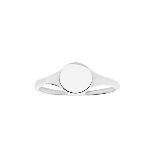 De Zilveren Graveer Ring - 9mm is een verfijnde en elegante ring van hoge kwaliteit, perfect voor dagelijks gebruik of speciale gelegenheden. Het ingetogen design maakt het eenvoudig te combineren met andere sieraden. Draag deze ring solo voor een subtiele look of stapel met andere ringen voor een gedurfde stijl. Categorie: Sieraad. Type: Ring.