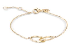 De Monzario 14krt geelgoud armband, modelnummer 1382-A-GEEL, is een luxueuze fantasiearmband van 19 cm, perfect voor liefhebbers van verfijnde sieraden. Deze armband straalt elegantie uit en kan het beste solo gedragen worden voor een minimalistische look, of gecombineerd met andere gouden sieraden voor een gelaagde en stijlvolle uitstraling. Perfect voor elke gelegenheid.