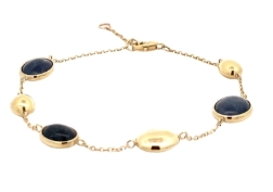 De 14krt geelgouden armband met blauwe quartz, modelnummer 1619-A-GEEL, is een elegante toevoeging aan elke sieradencollectie. De luxe uitstraling van geelgoud gecombineerd met de levendige blauwe quartz maakt het een opvallend accessoire. Draag deze armband solo voor een subtiele look, of combineer met andere armbanden voor een trendy, gelaagd effect. Past perfect bij elke gelegenheid.