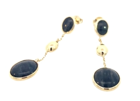 Deze 14krt geelgouden oorhangers met blauwe quartz, modelnummer 1619-O, zijn een verfijnde toevoeging aan elke sieradencollectie. De oorbellen vallen onder de categorie edelstenen en zijn van het type creolen. Draag ze met opgestoken haar of een elegante outfit om de sprankelende blauwe tint volledig tot zijn recht te laten komen.